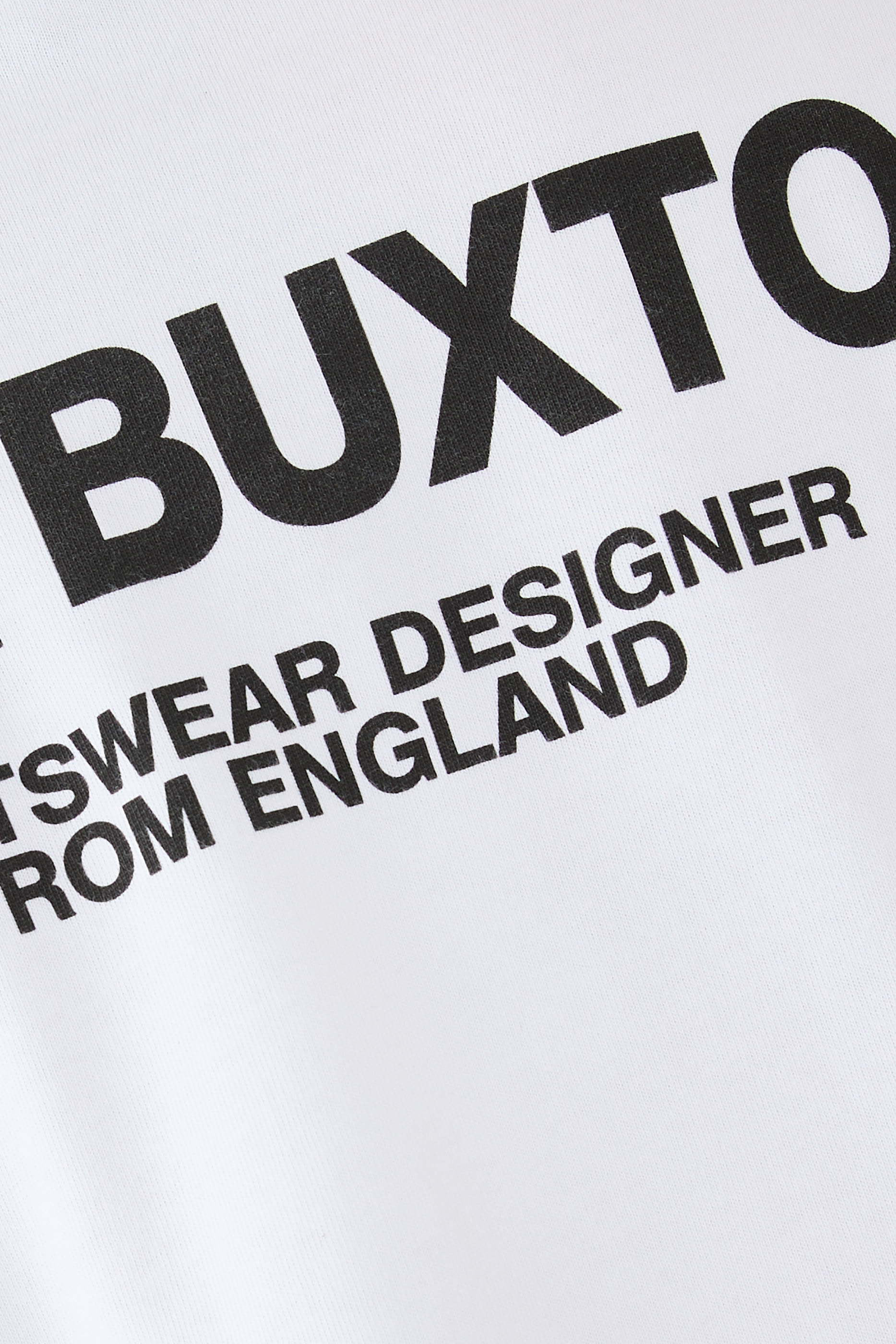 تيشيرت بشعار الماركة من تشكيلة الملابس الرياضية