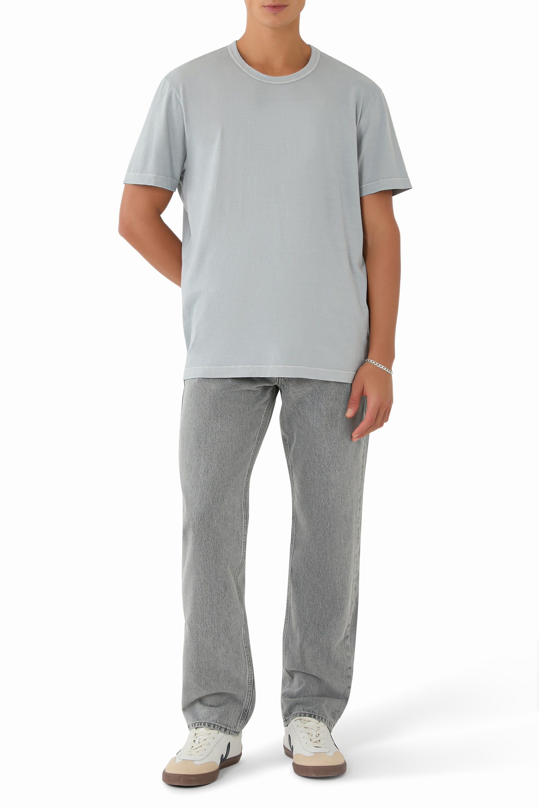 تيشيرت بأكمام قصيرة وياقة ضيقة