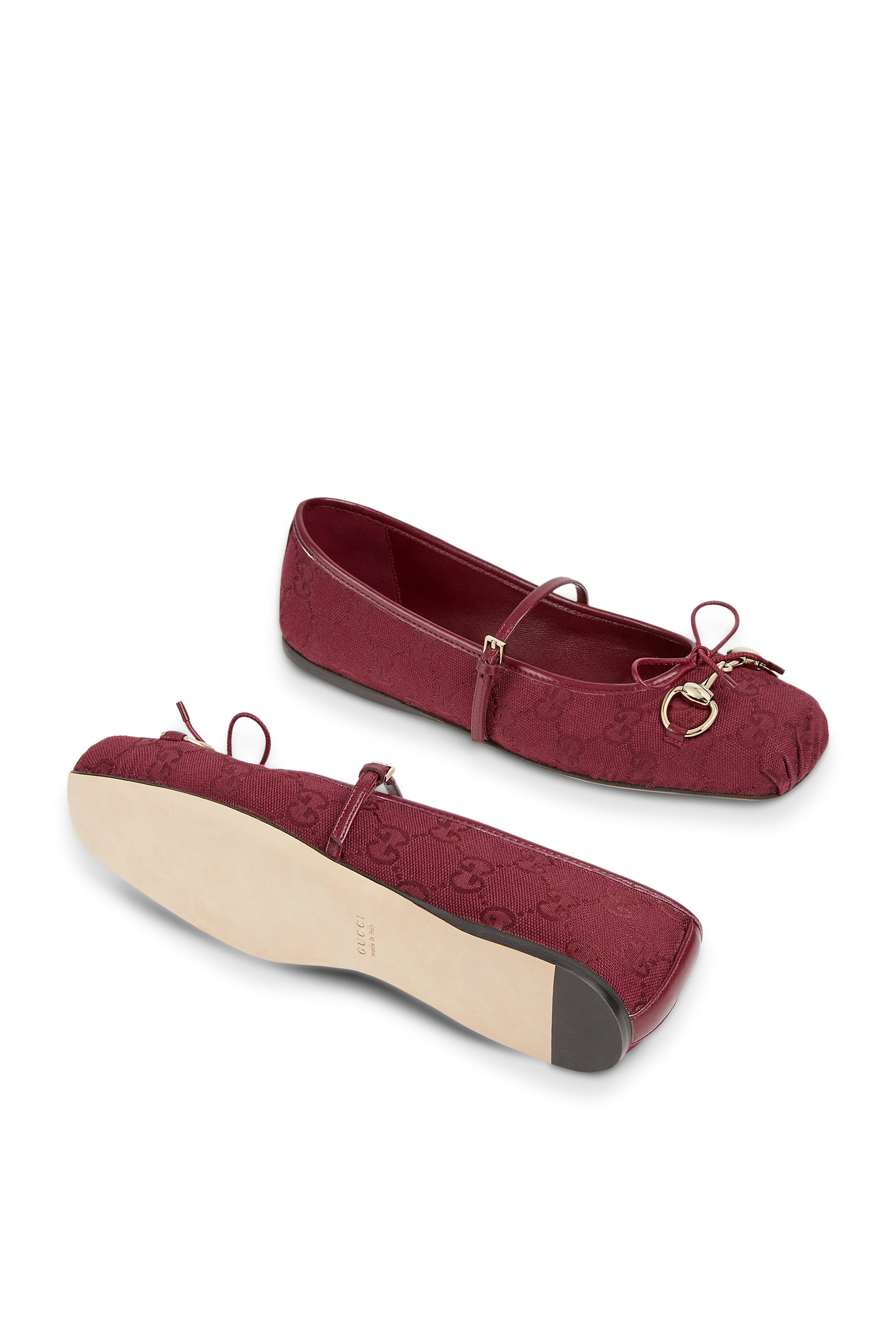 حذاء بالرينا بنعل مسطح وشعار الماركة