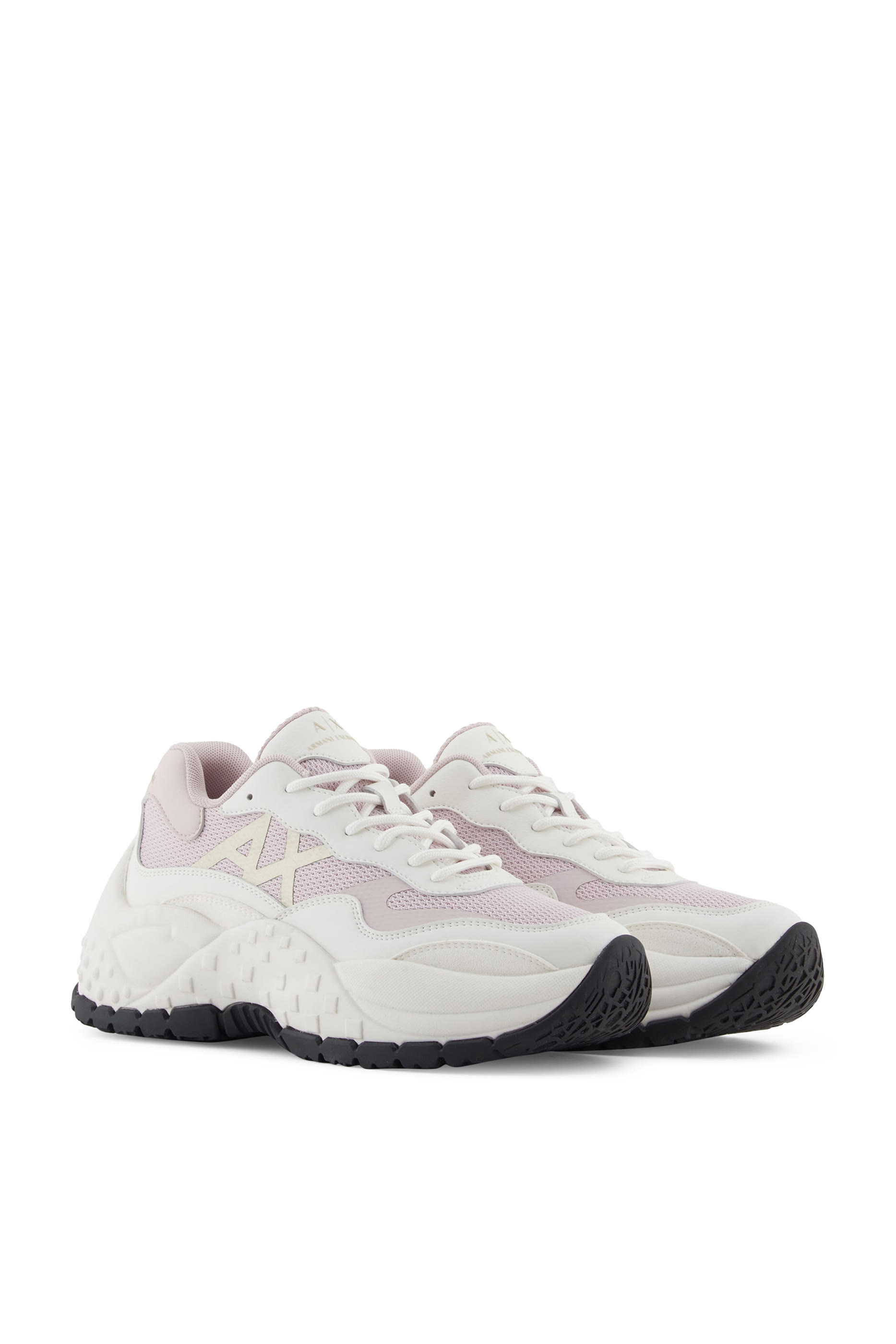 سنيكرز بنعل سميك وشعار الماركة