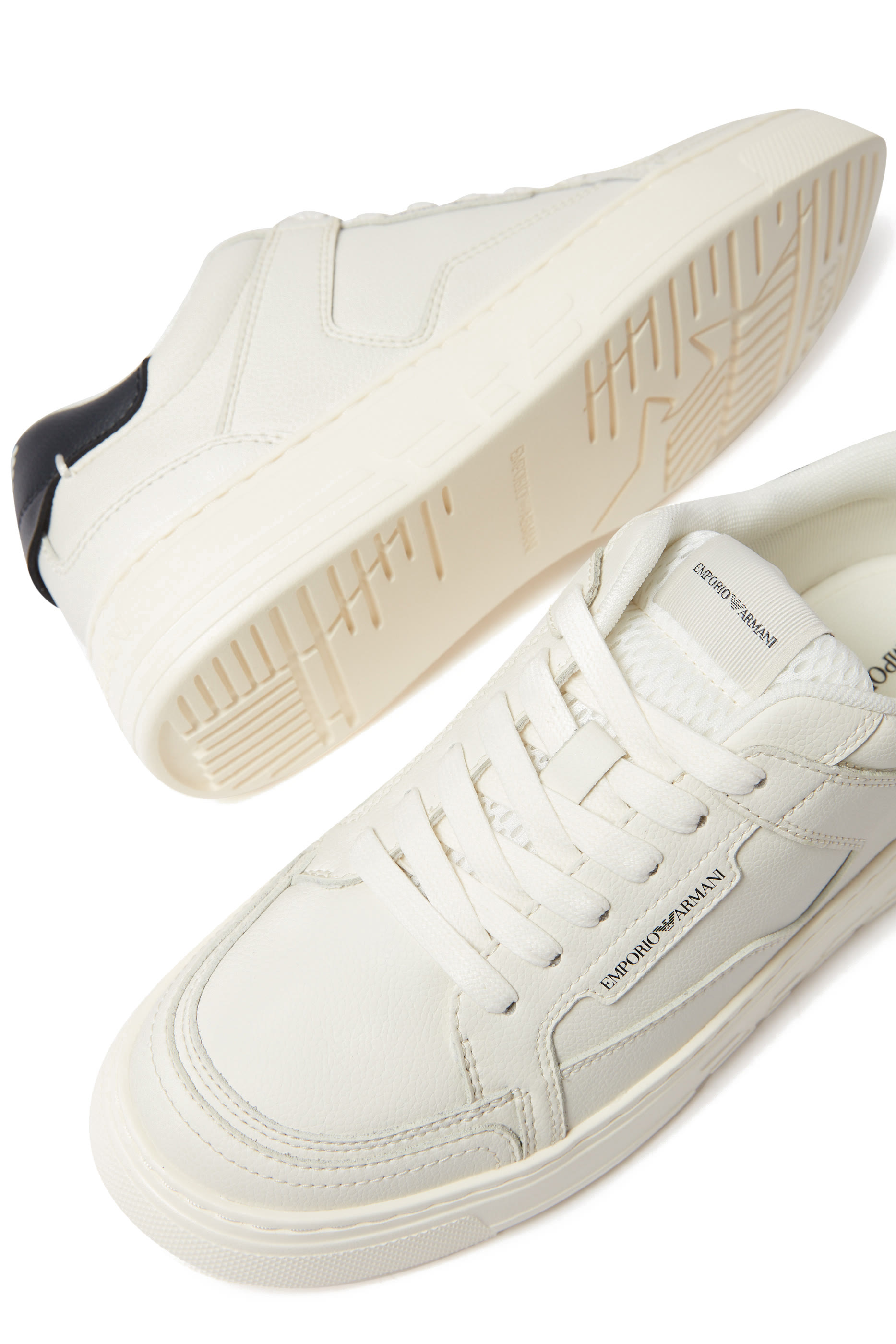 سنيكرز بشعار الماركة جلد