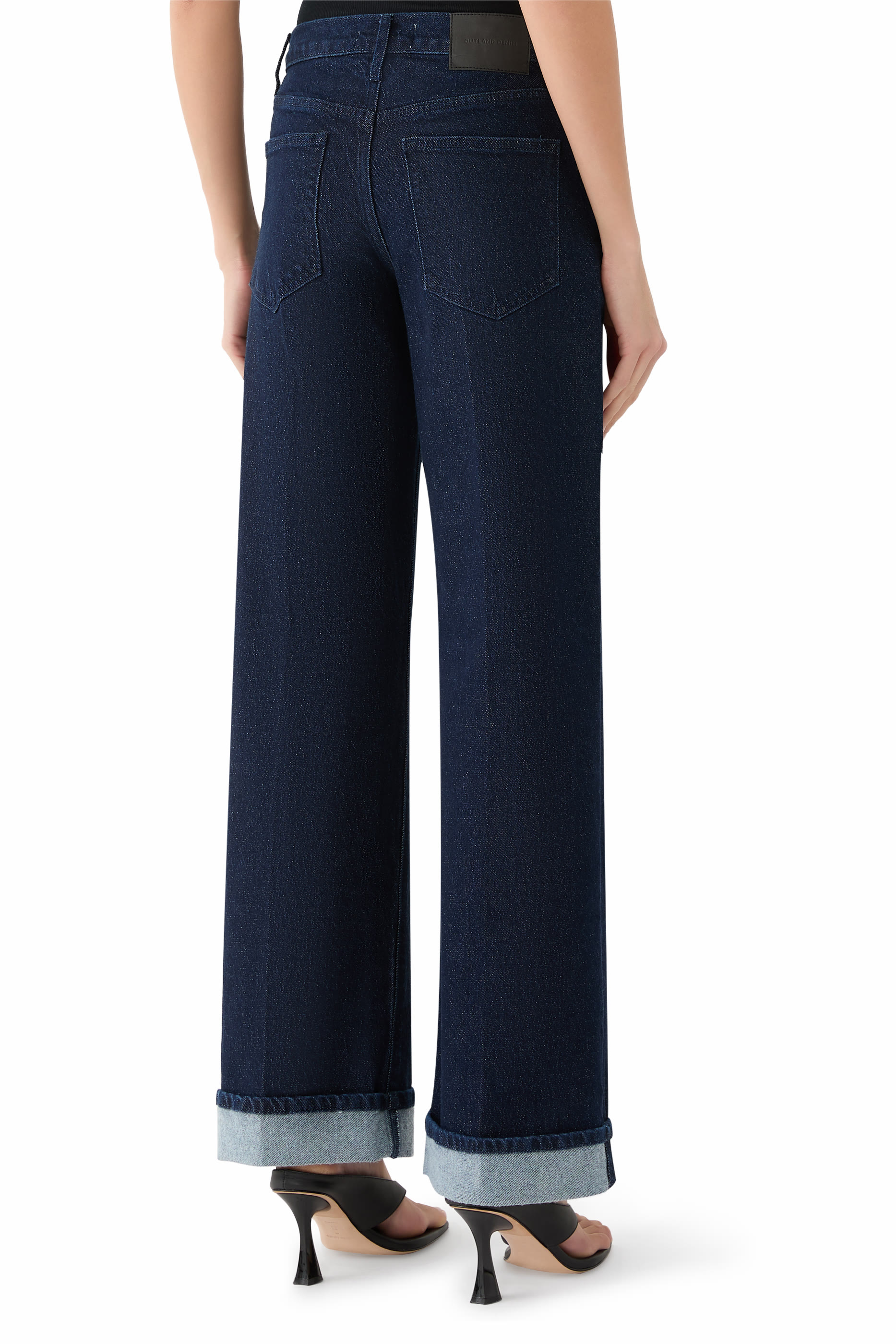 بنطال جينز بقصة ساق واسعة