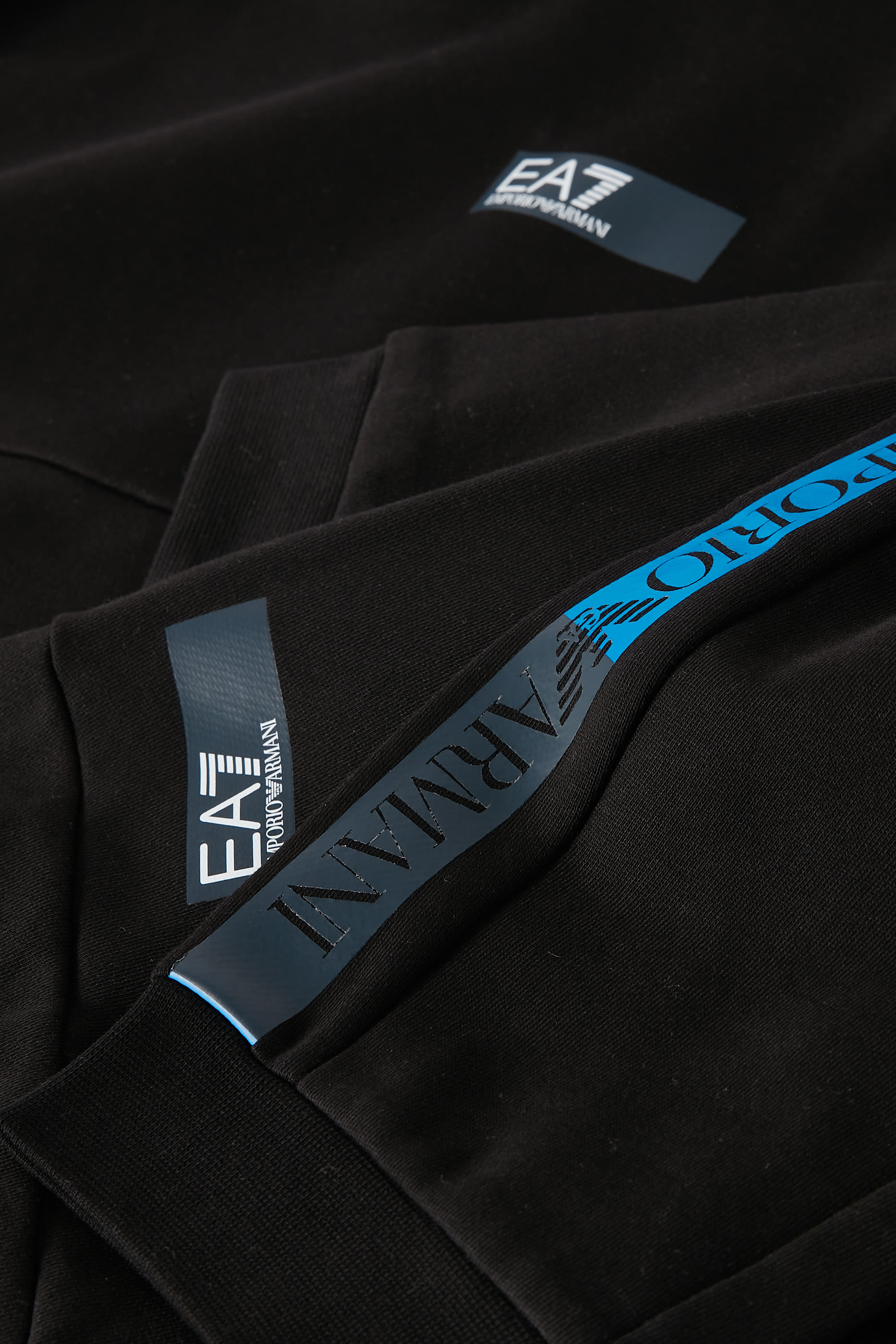 بدلة رياضية بشعار الماركة للأطفال