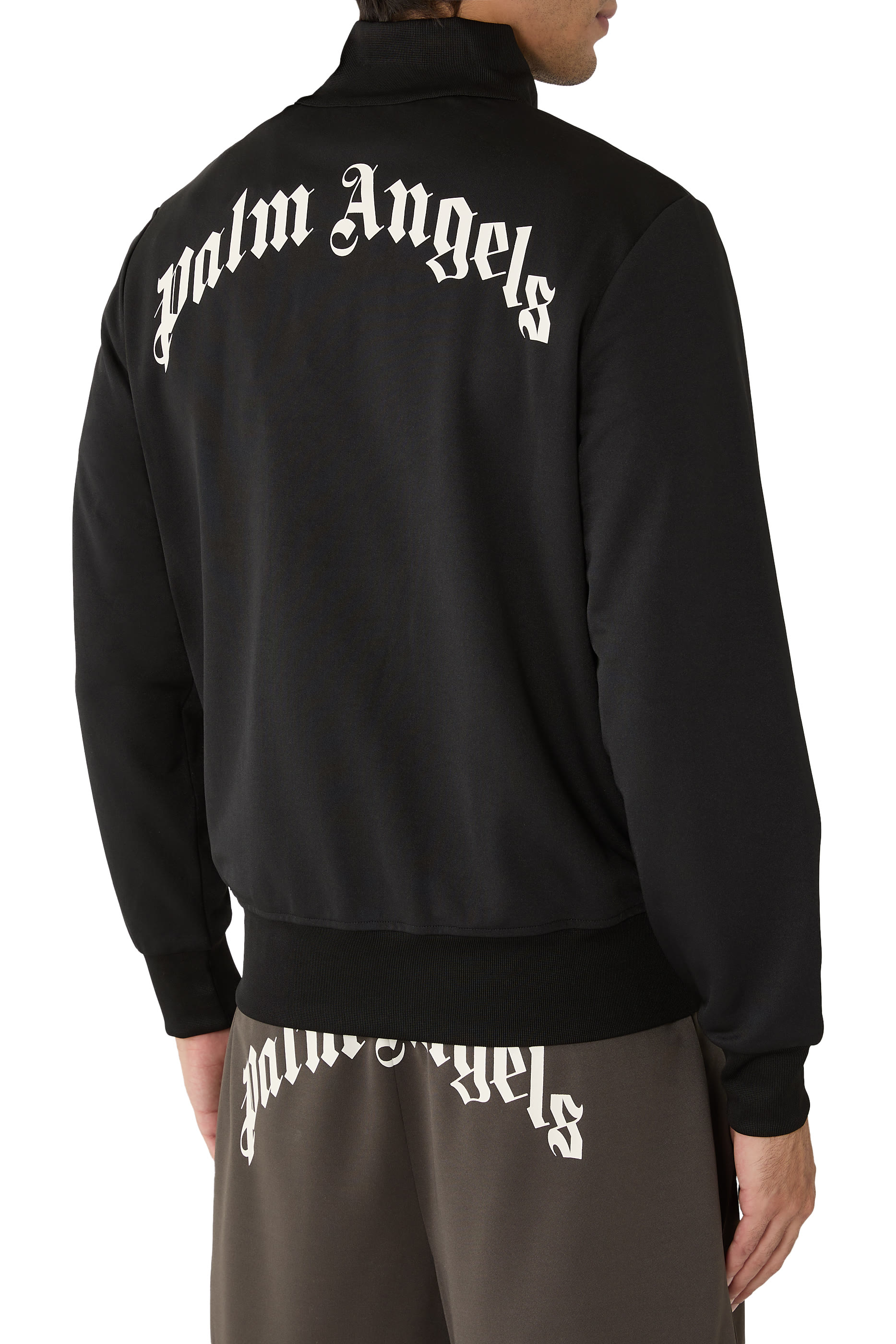 جاكيت رياضي بشعار الماركة بتصميم مقوس في الخلف