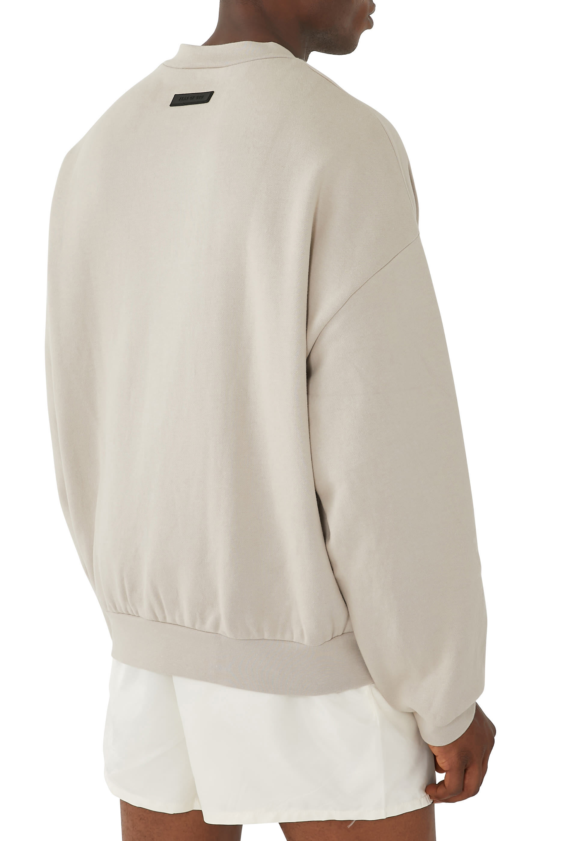 سويت شيرت بياقة ضيقة بشعار اسنشالز