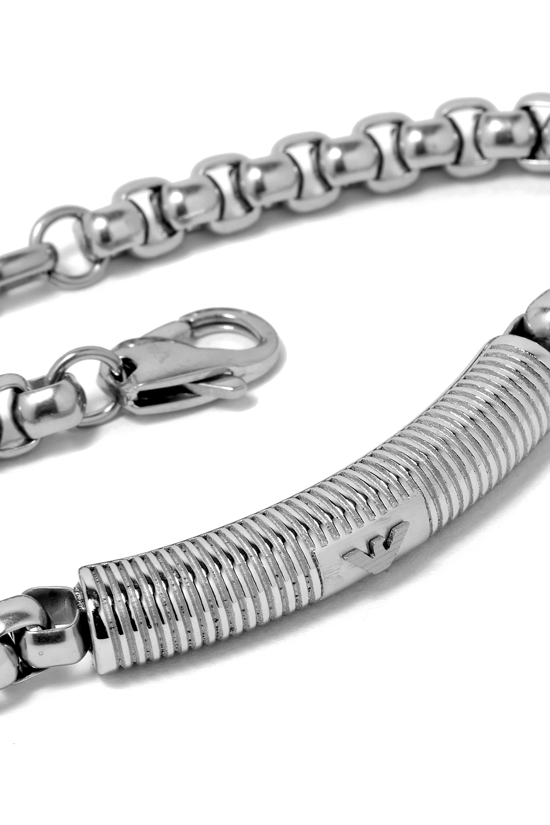 سوار بحلية على شكل بطاقة تعريف