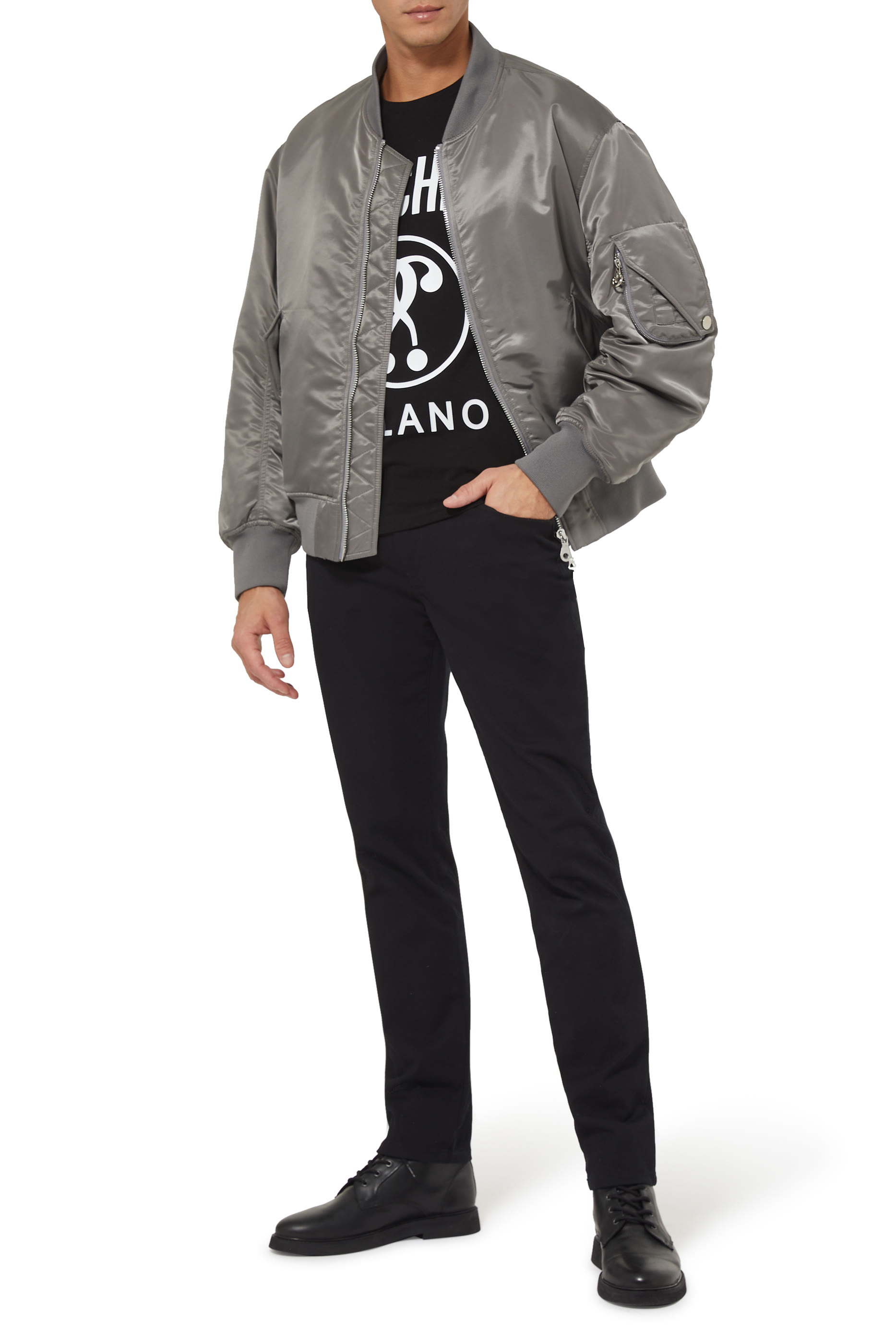 تي شيرت بقصة ضيقة بعلامتي الاستفهام وشعار الماركة