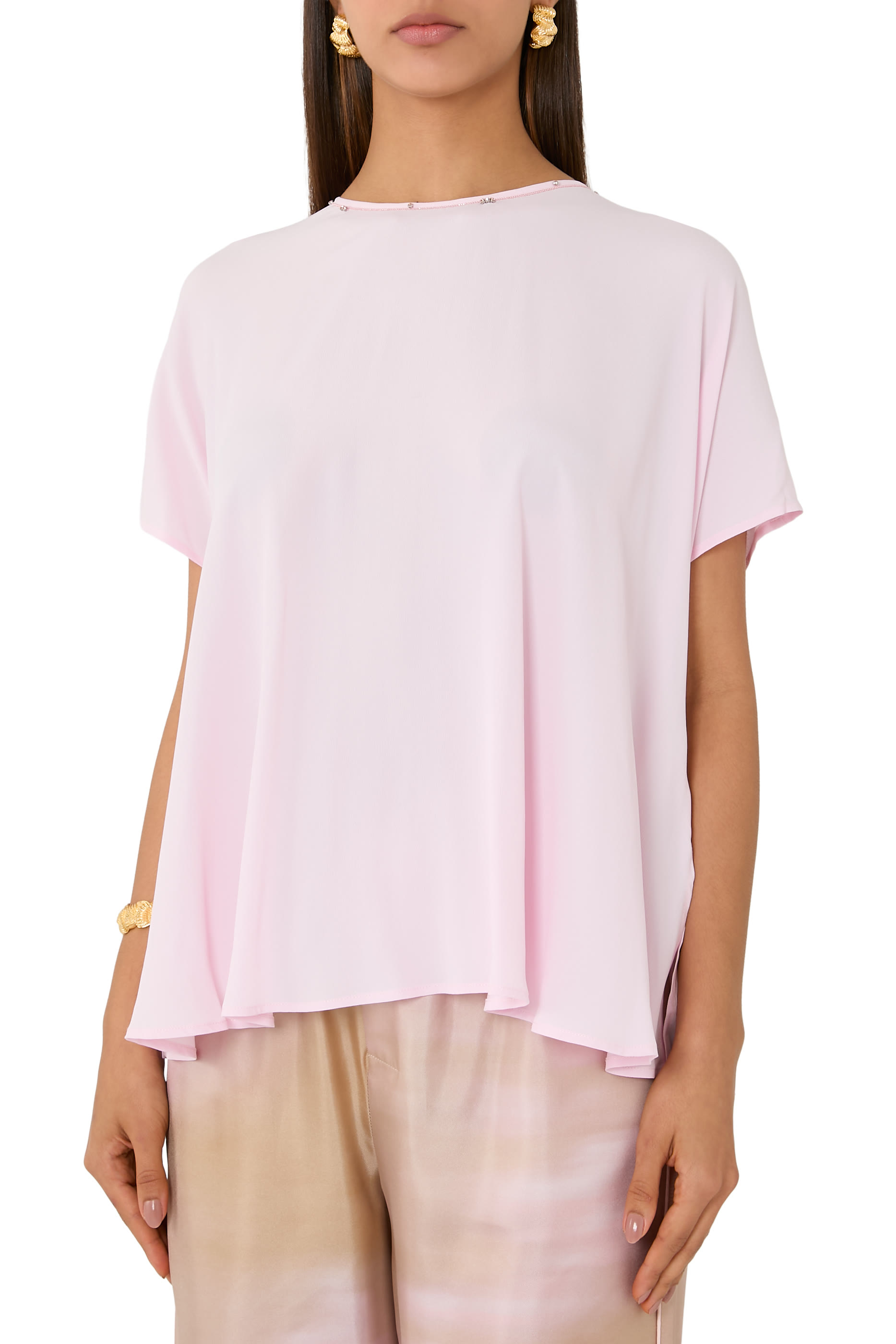 بلوزة بياقة ضيقة وحواف مزينة بخرز