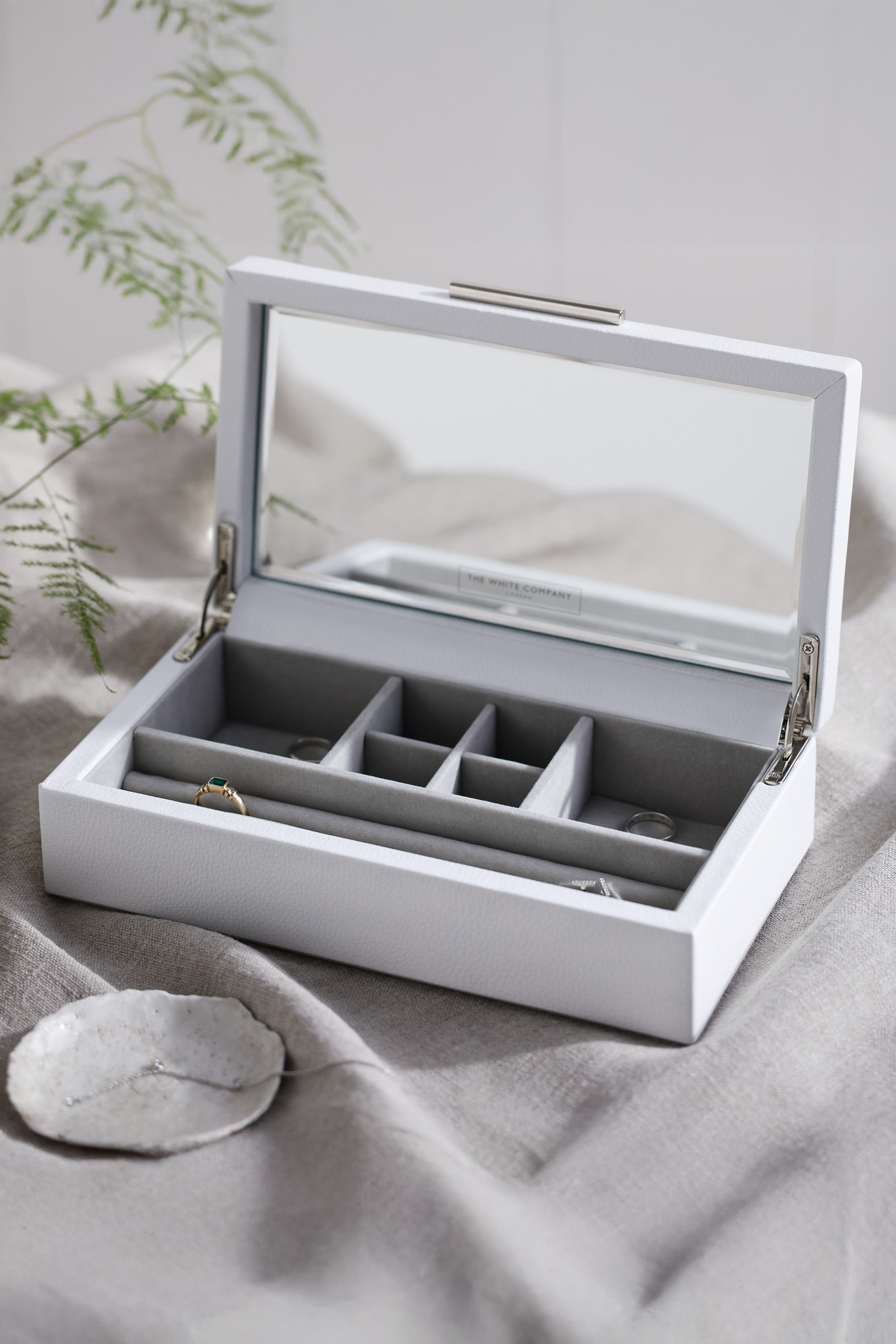 علبة مجوهرات جلد متوسط الحجم