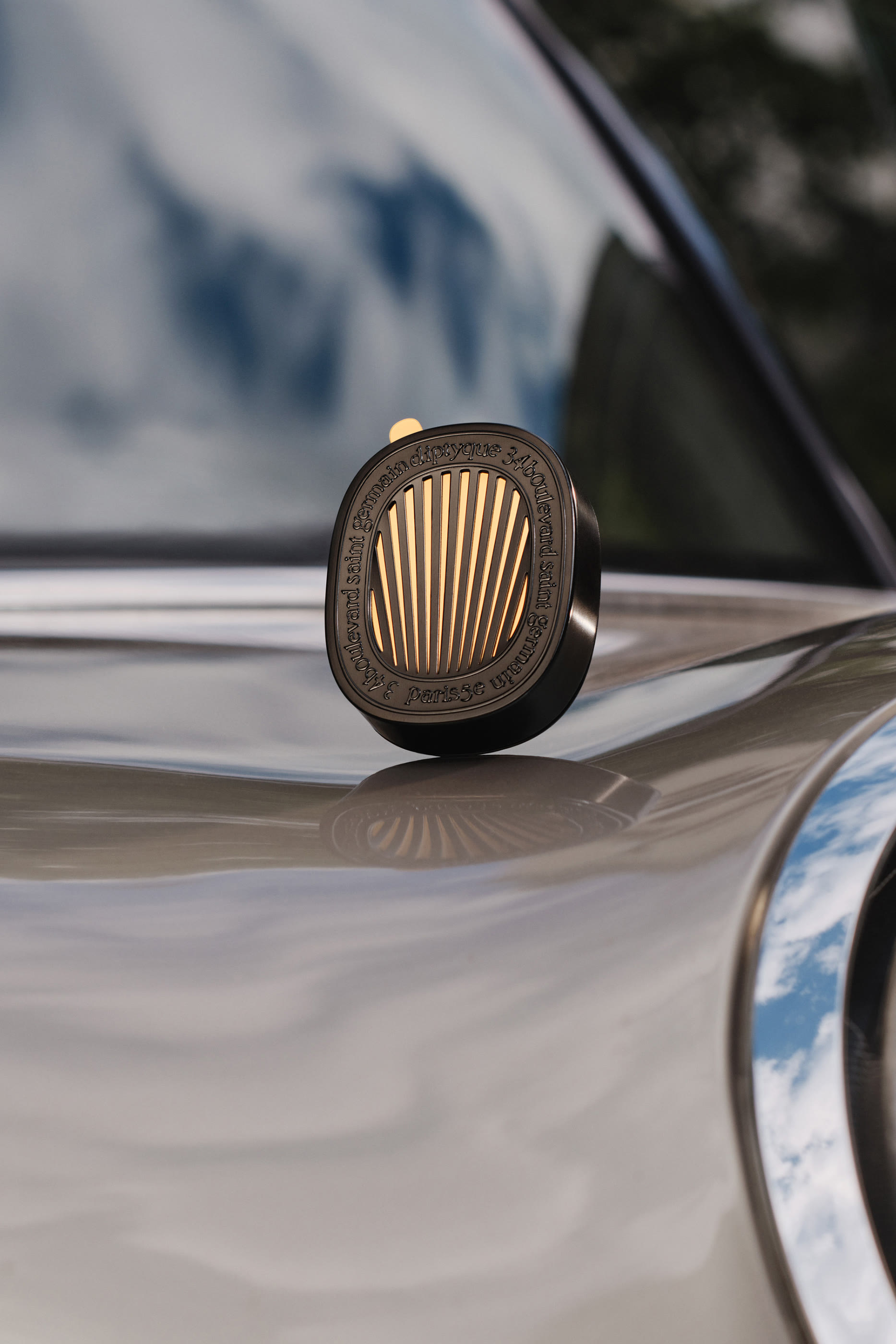 موزع عطر للسيارة مع عبوة عطر ميموزا