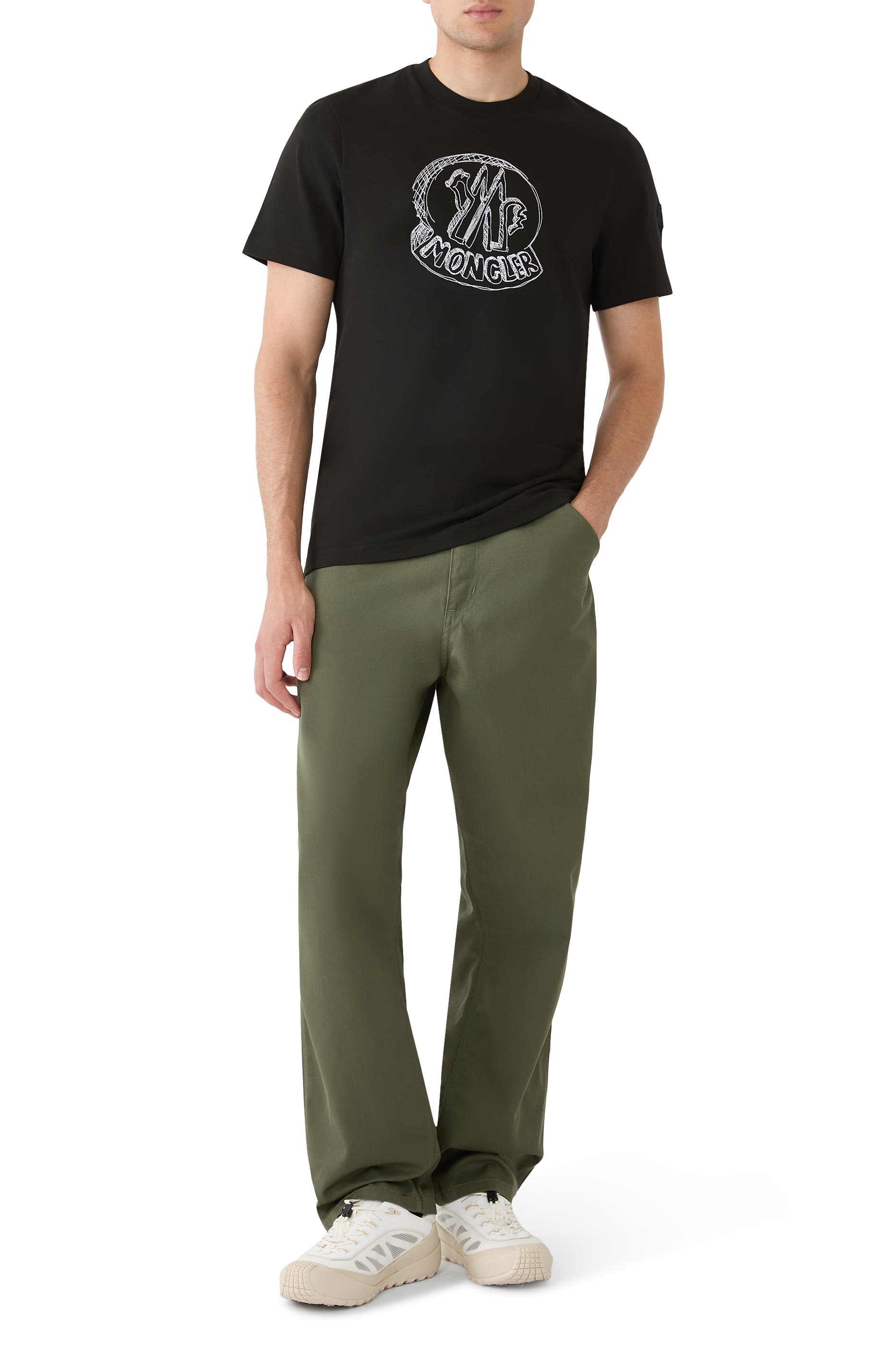 تيشيرت مطرز بشعار الماركة بتصميم تخطيطي