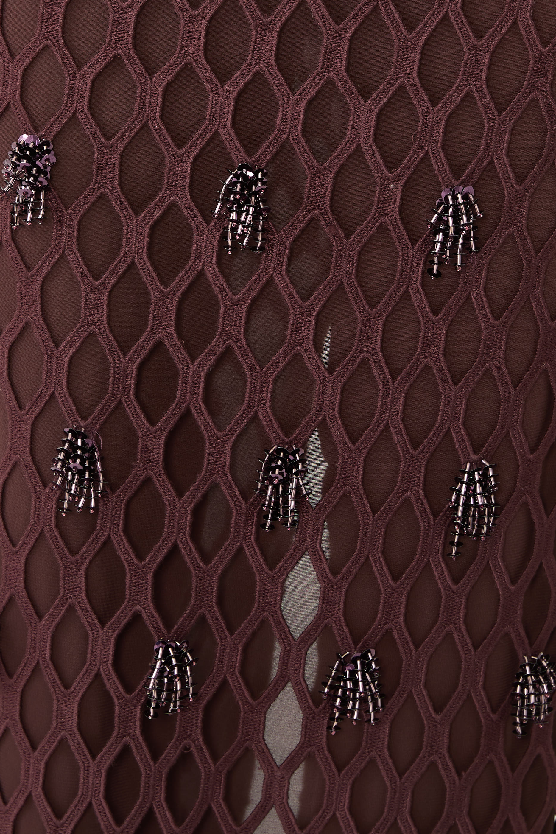 فستان سهرة إيريديسا بصدرية بلا حمالات ومطرز بنسيج متشابك