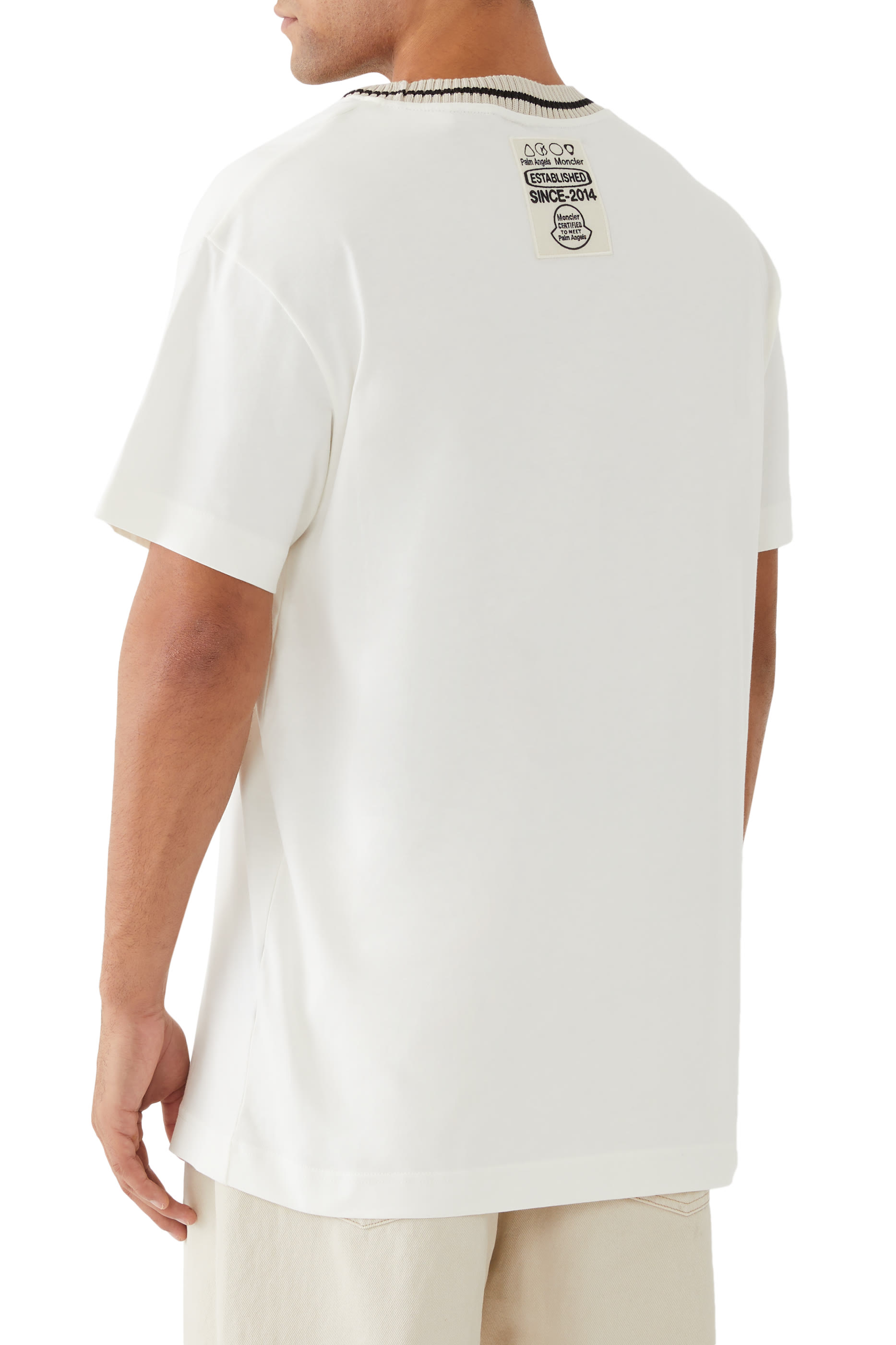 تيشيرت يرقعة شعار الماركة