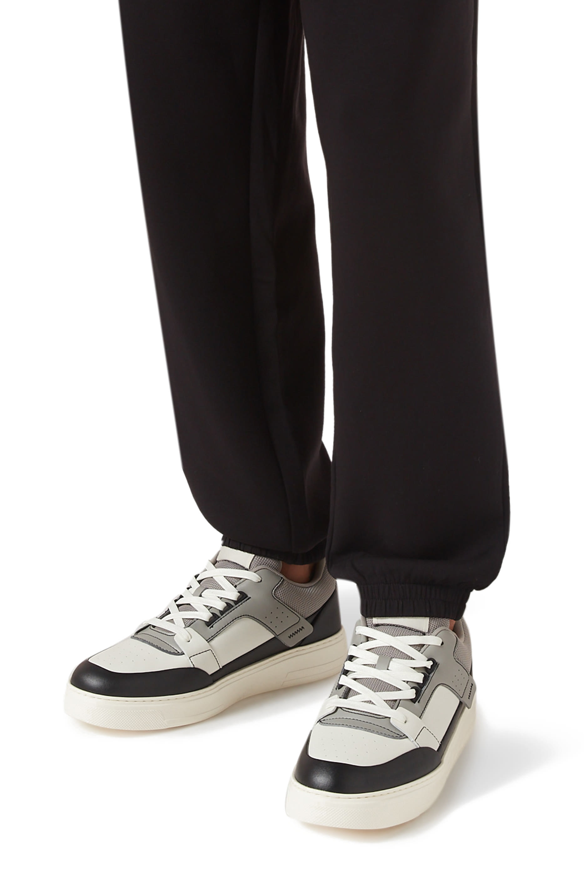 سنيكرز جلد بشعار الماركة