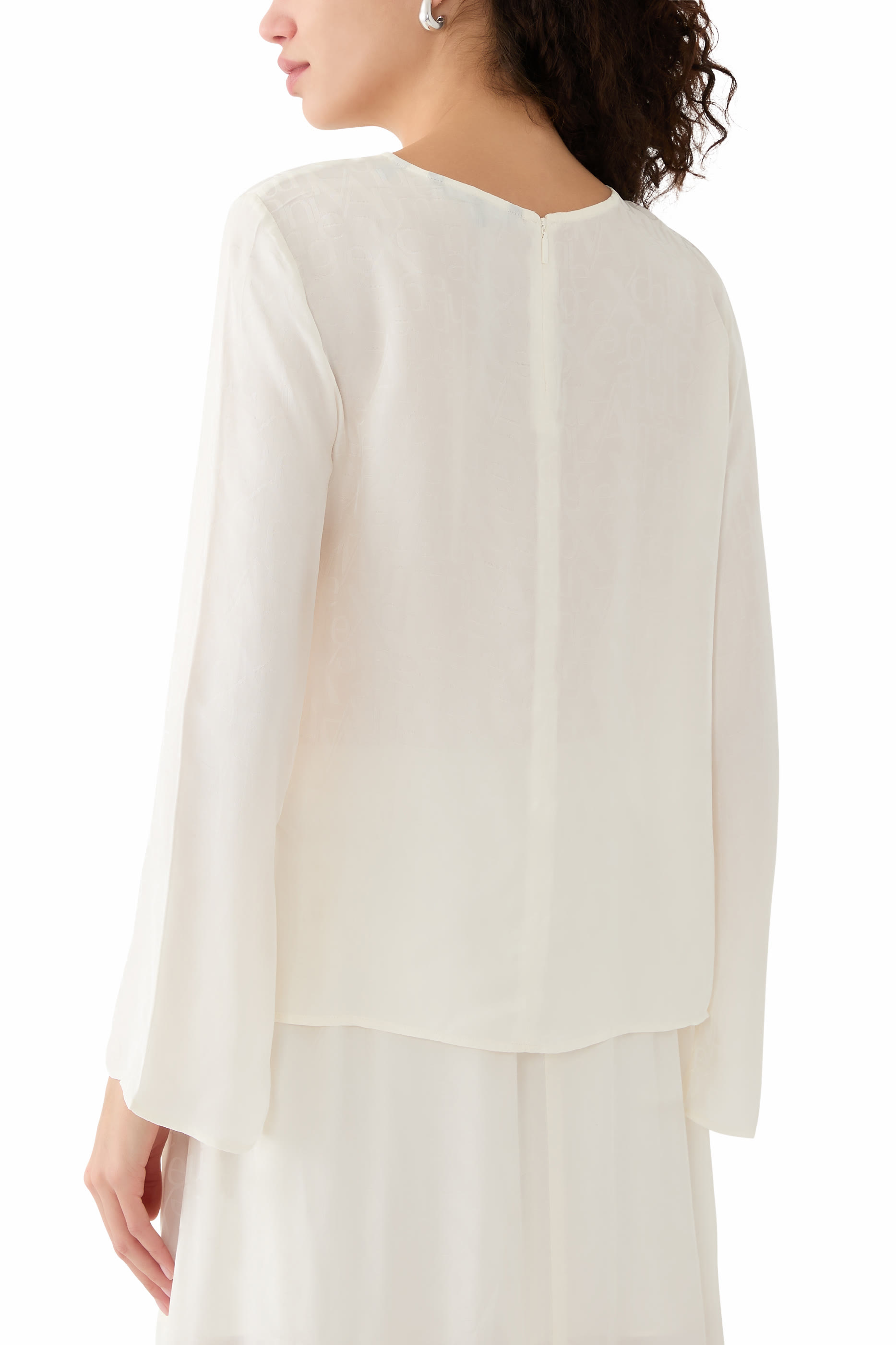 بلوزة بأكمام طويلة مزينة كليا بشعار الماركة