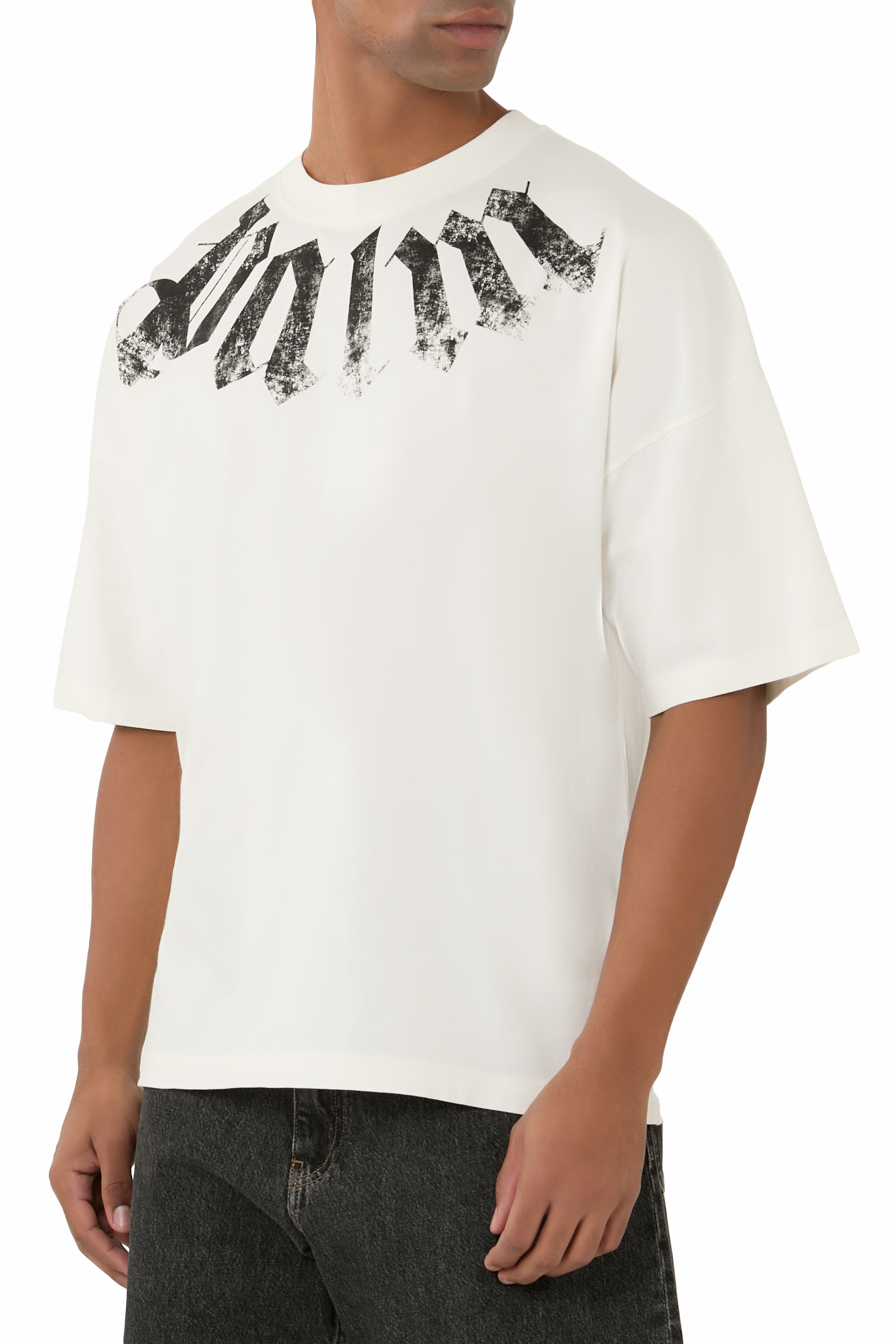 تيشيرت بشعار الماركة بحجم كبير عند الياقة