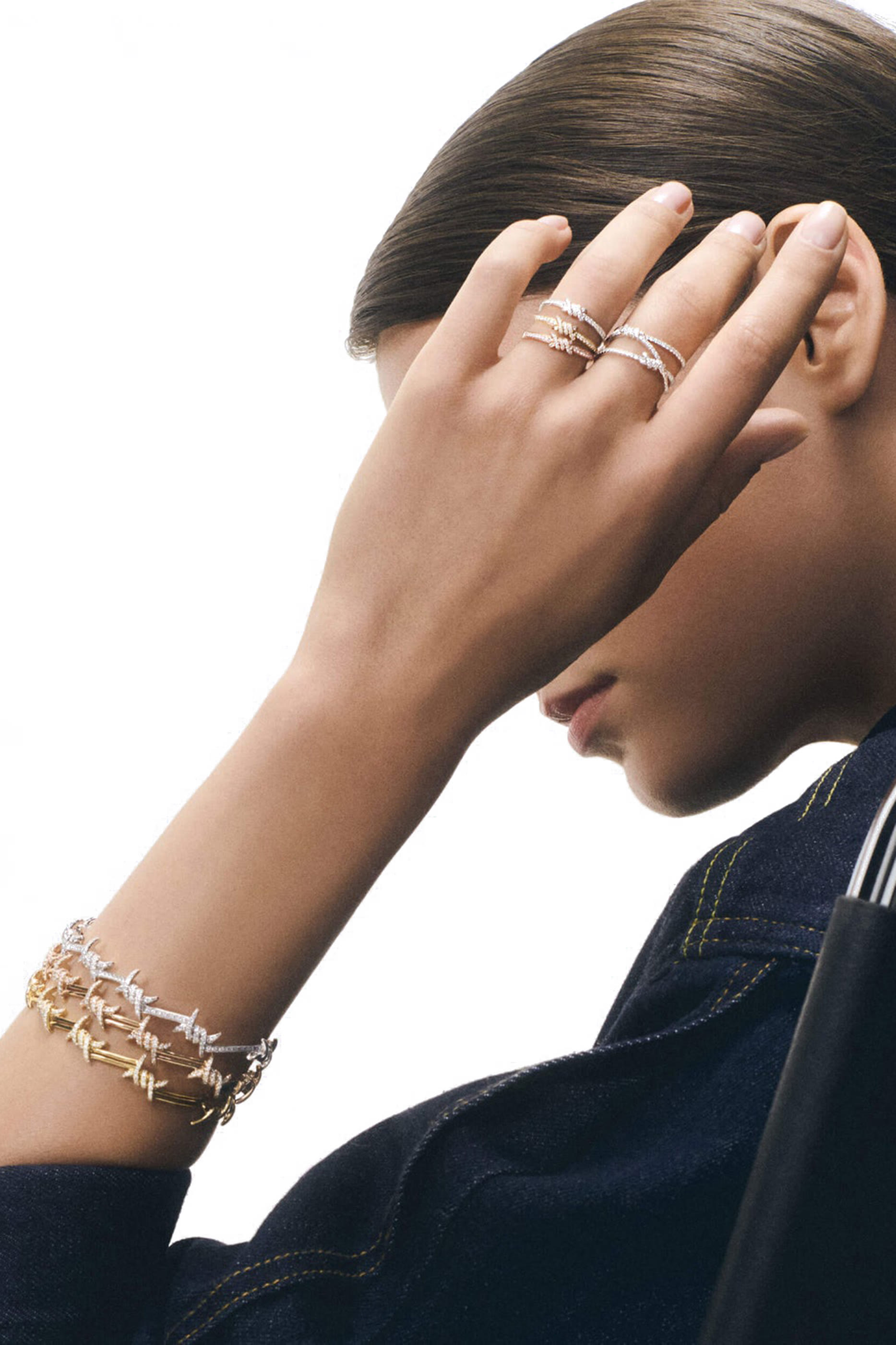 خاتم باربيليه رفيع مرصع بماس بافيه، ذهب أبيض عيار 18