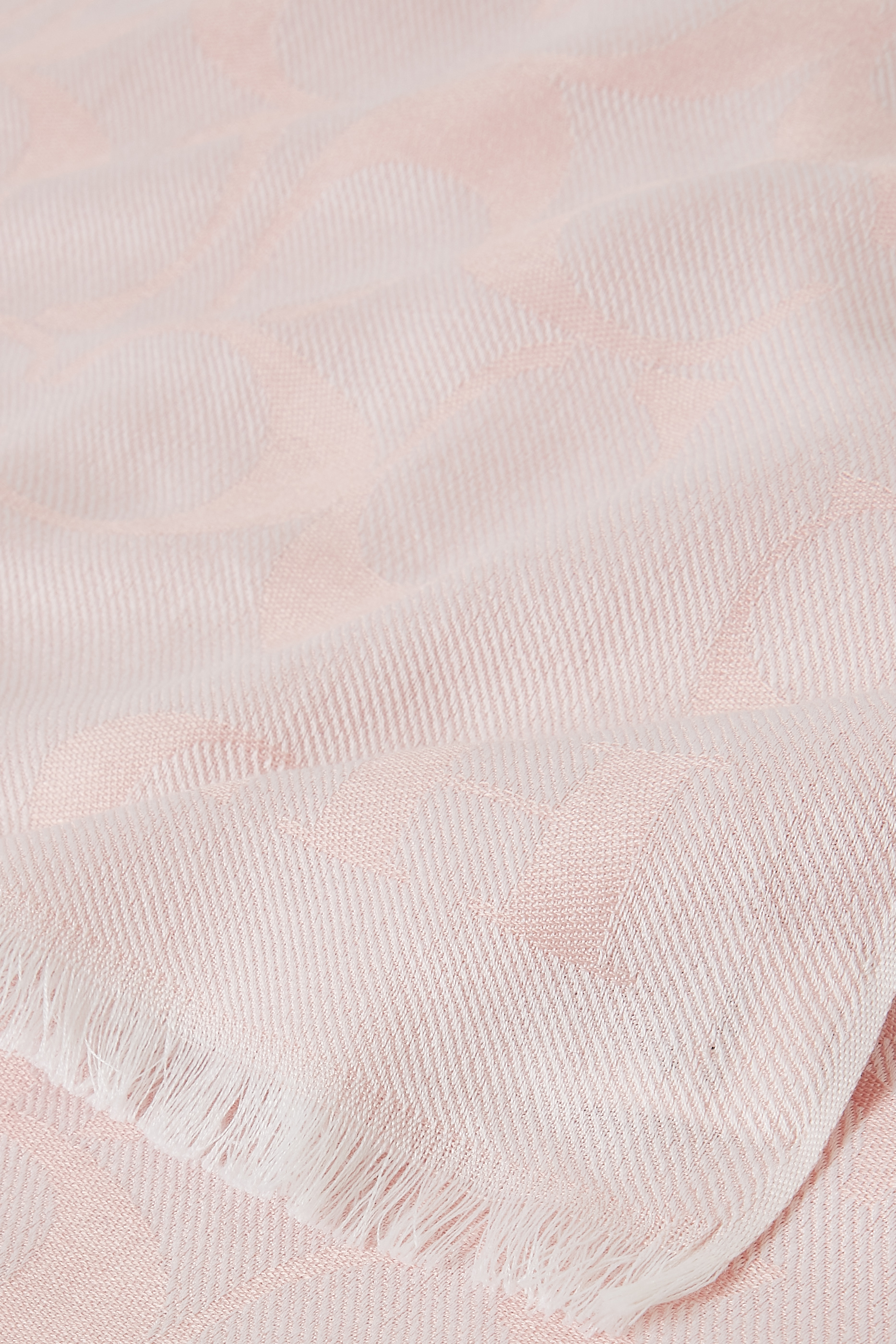 وشاح بنقشة شعار الماركة