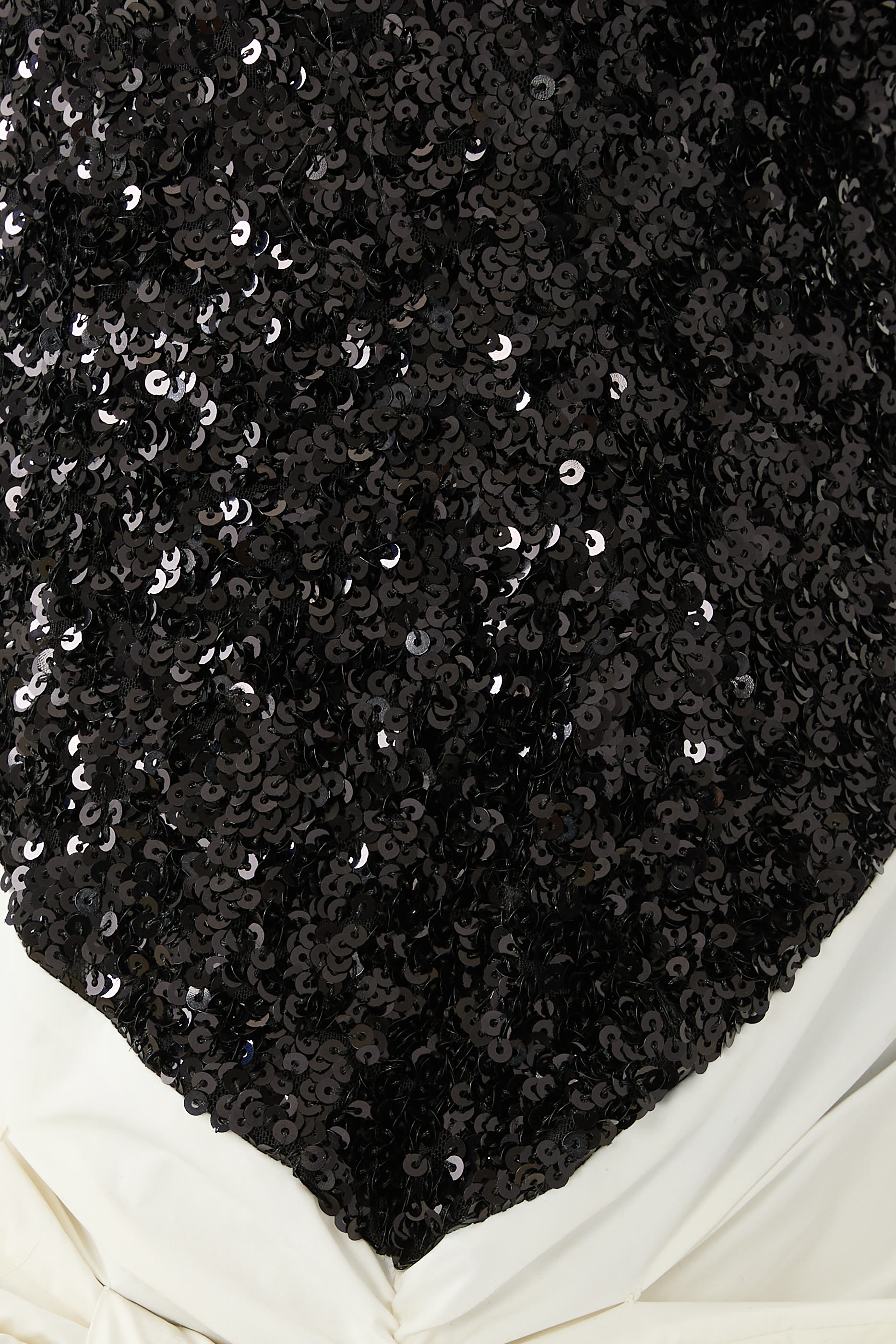 فستان قصير مزين بترتر وربطة فيونكة