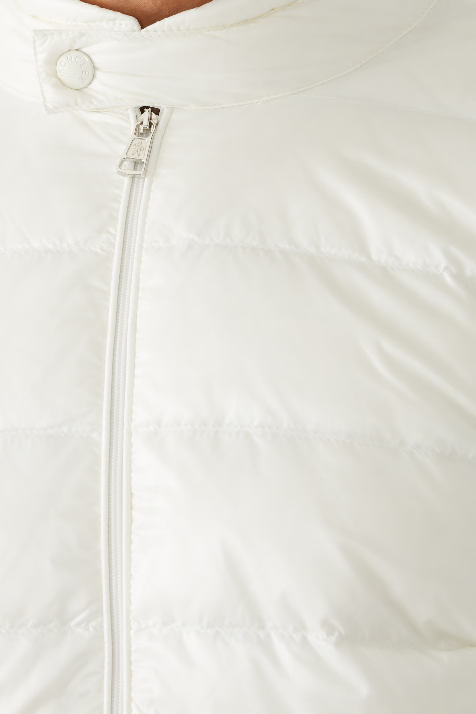 جاكيت بشعار الماركة