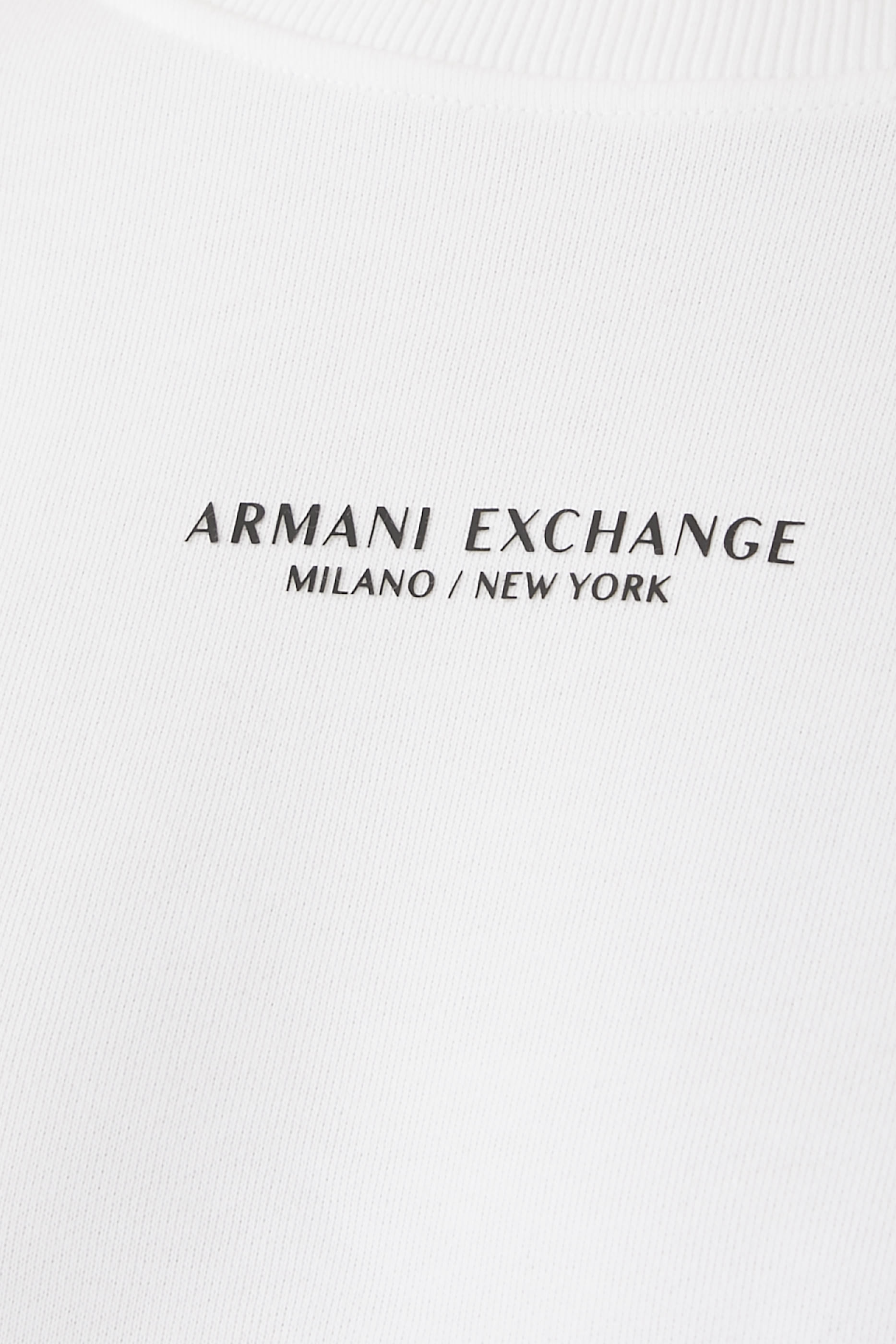 قميص بأكمام طويلة بطبعات شعار الماركة