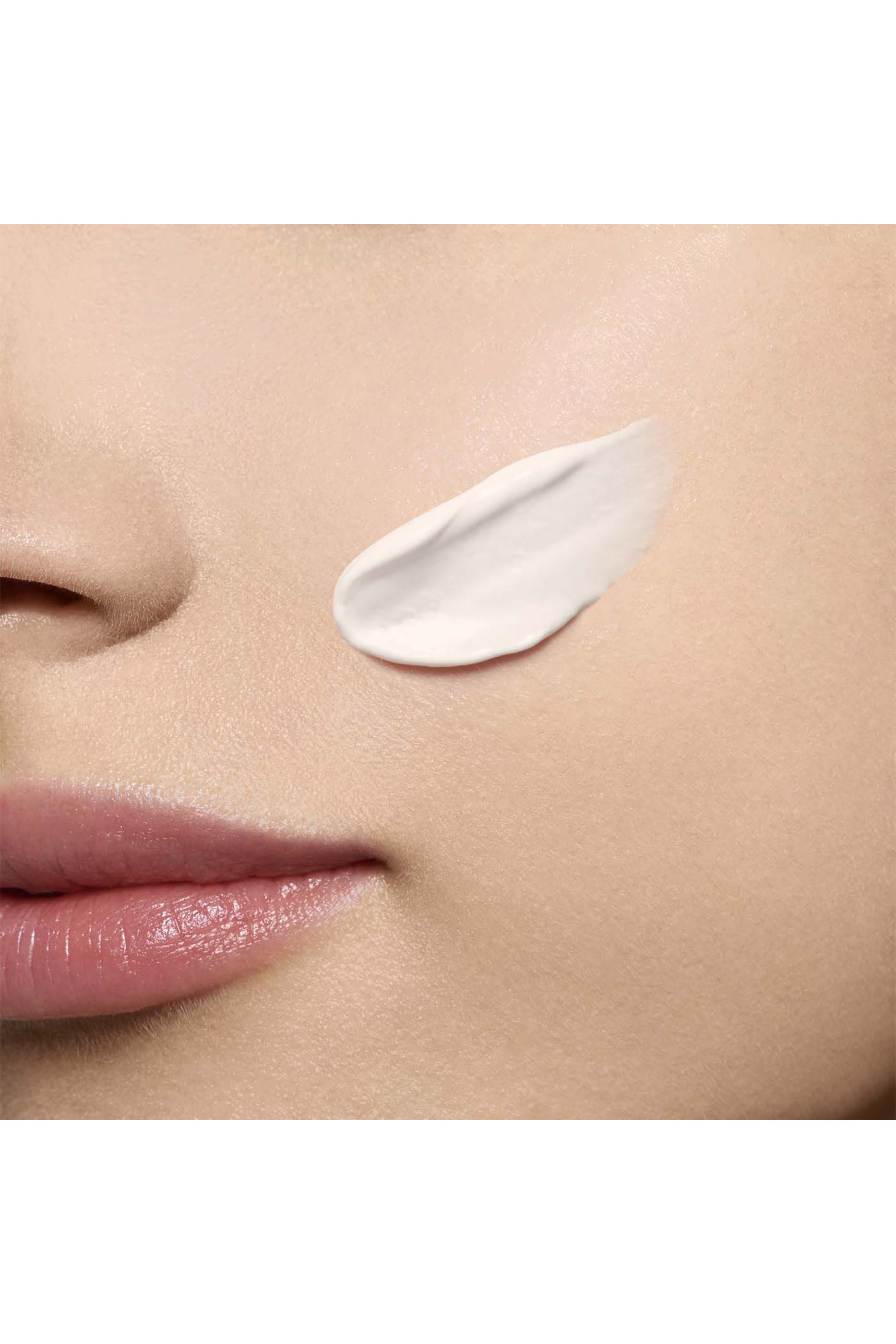 كريم واقي شفاف من الأشعة فوق البنفسجية يو في بلاس [5 بي] لترطيب البشرة وحمايتها