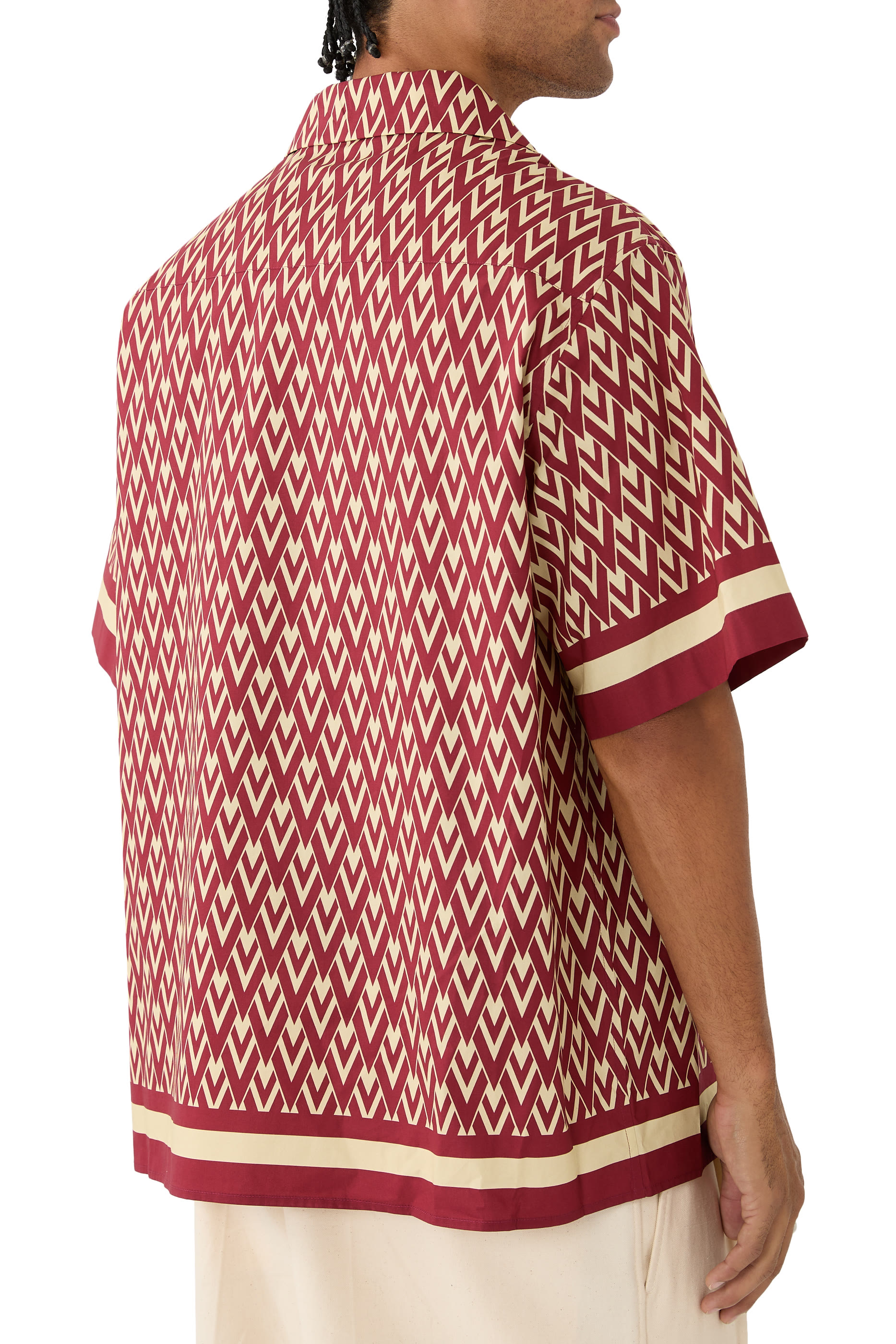 قميص مزين كليا بشعار الماركة