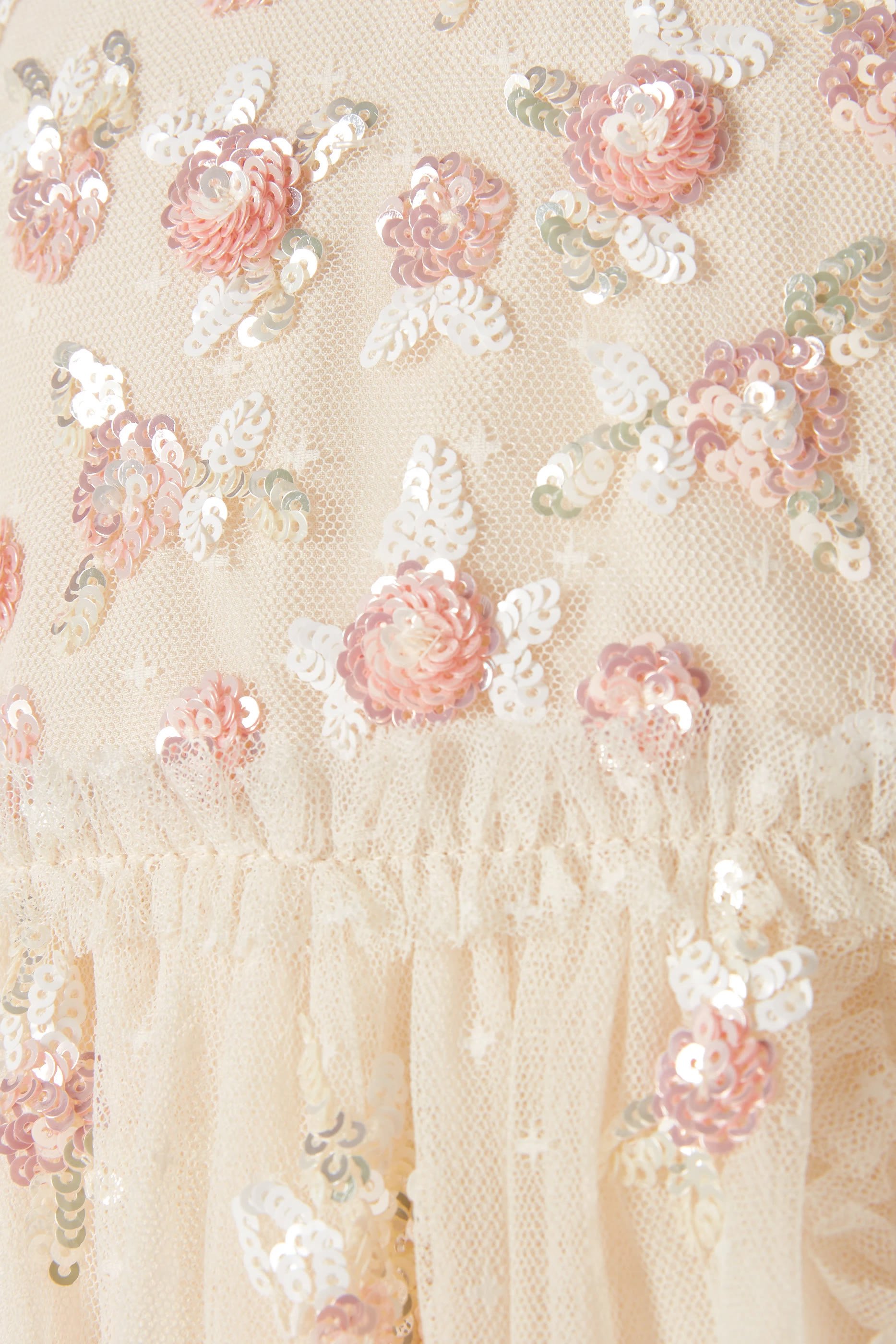 فستان بأكمام قصيرة تول مزين بزهور لامعة