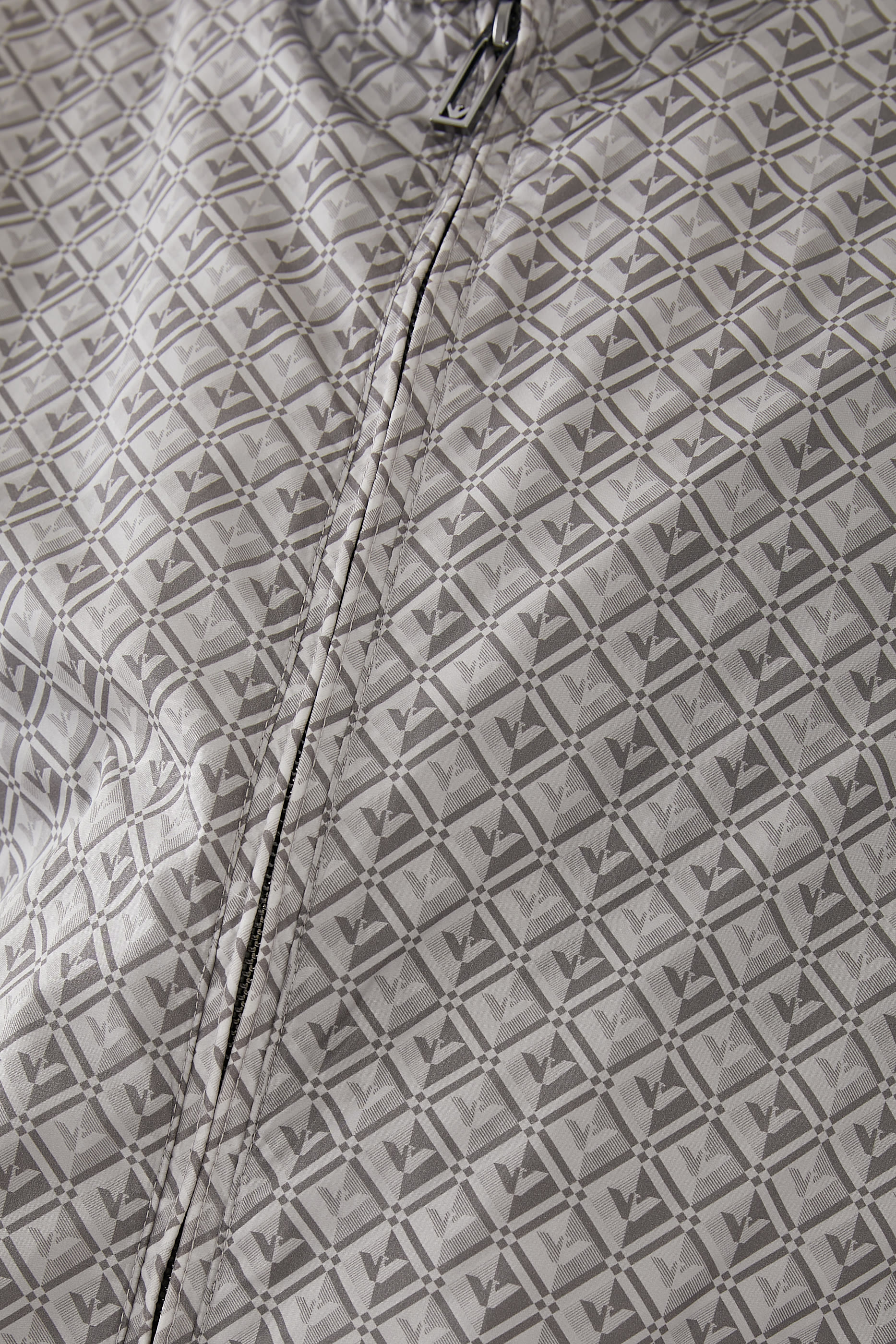 جاكيت نايلون بشعار الماركة بحجم صغير