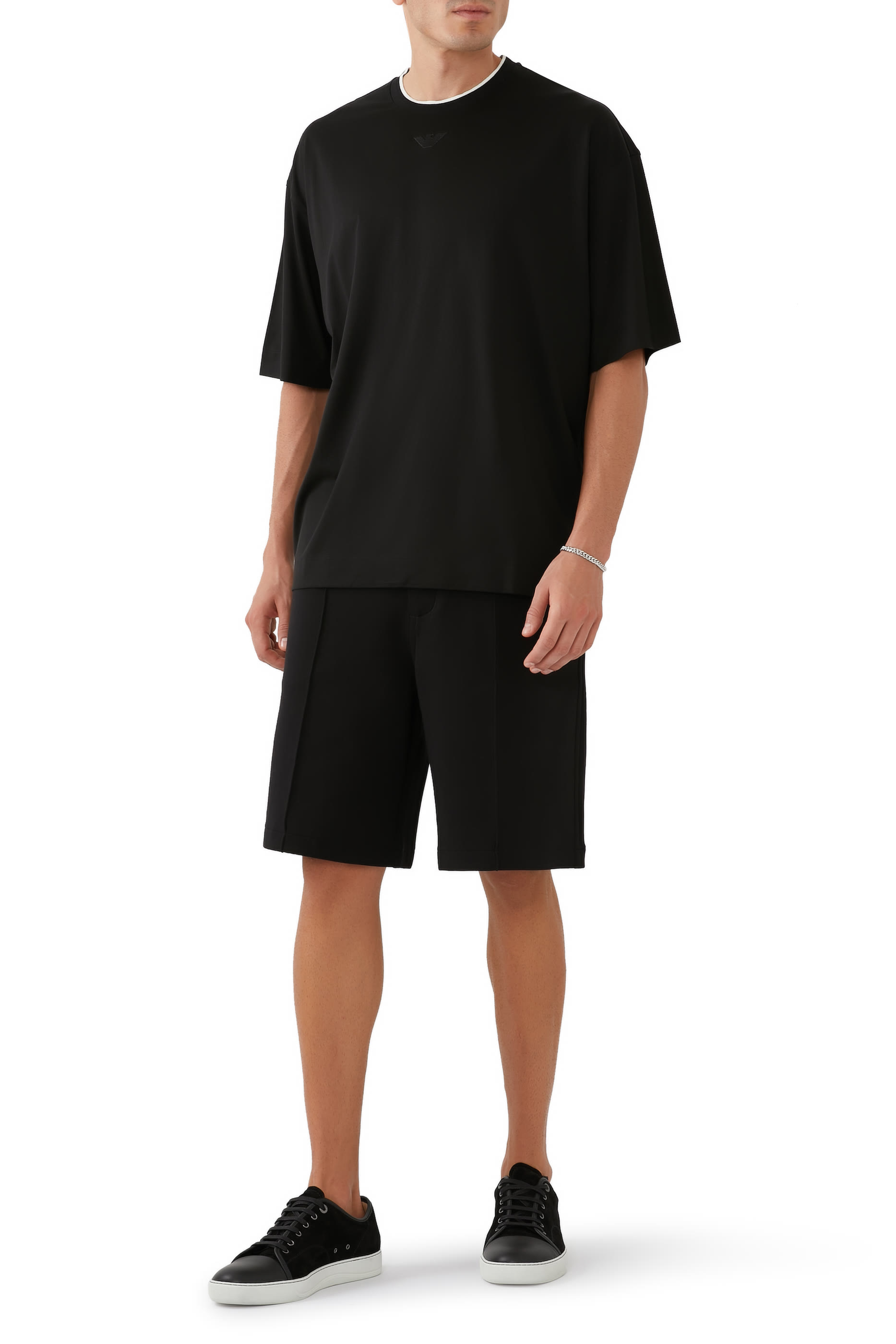 تيشيرت بياقة ضيقة بشعار الماركة