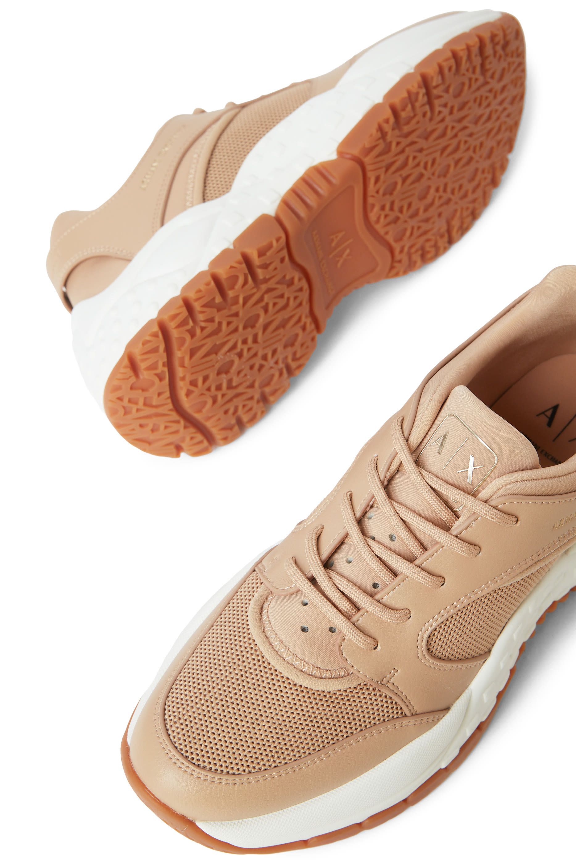 سنيكرز بشعار الماركة قماش معالج