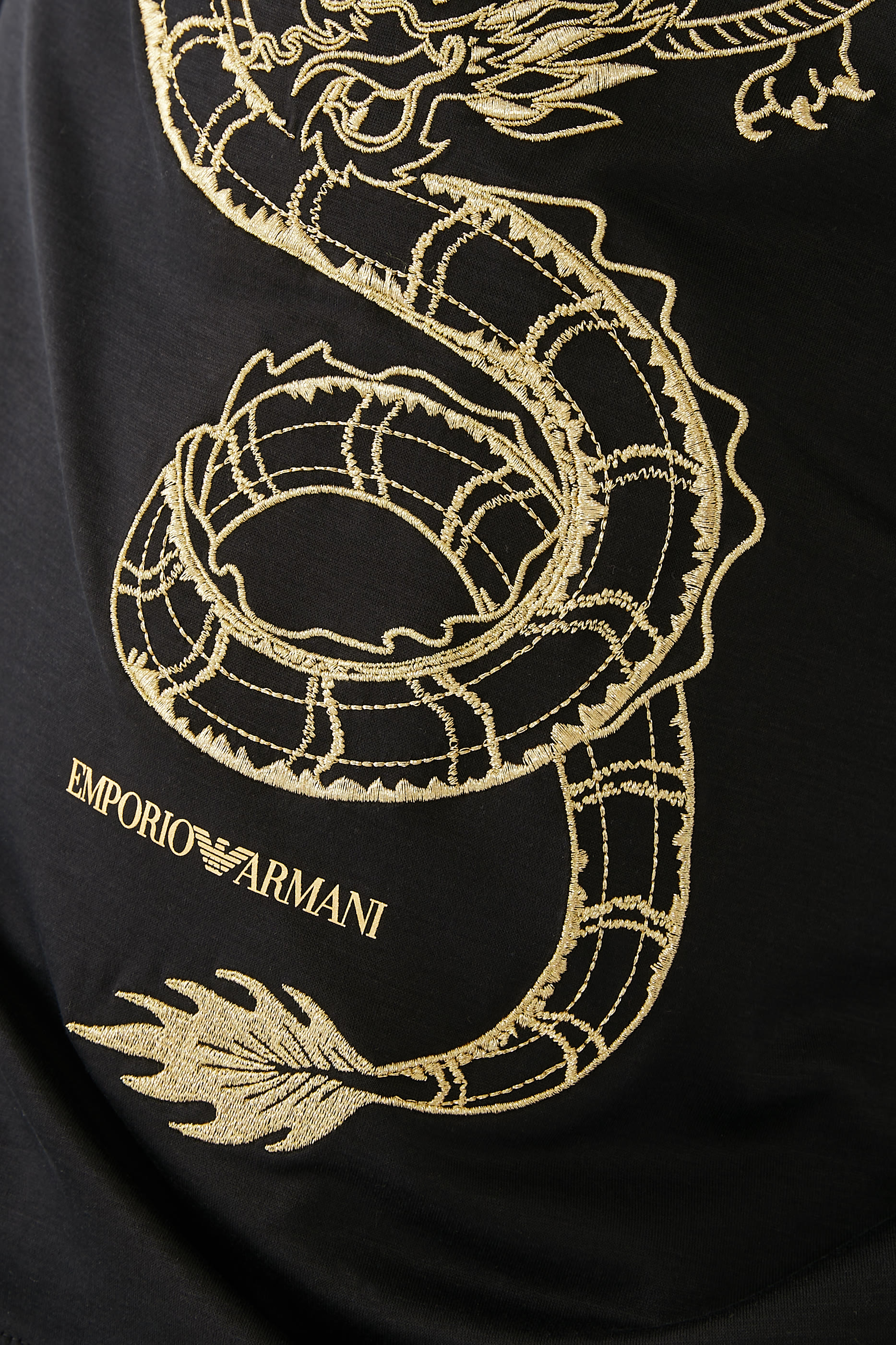 تيشيرت بنقشة تنين بإصدار للسنة القمرية الجديدة