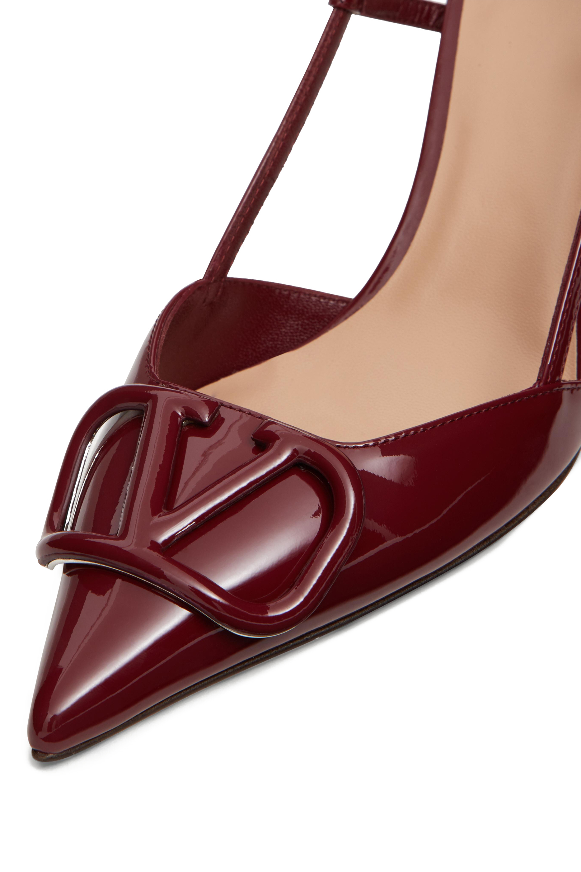 حذاء كلاسيك بشعار حرف V