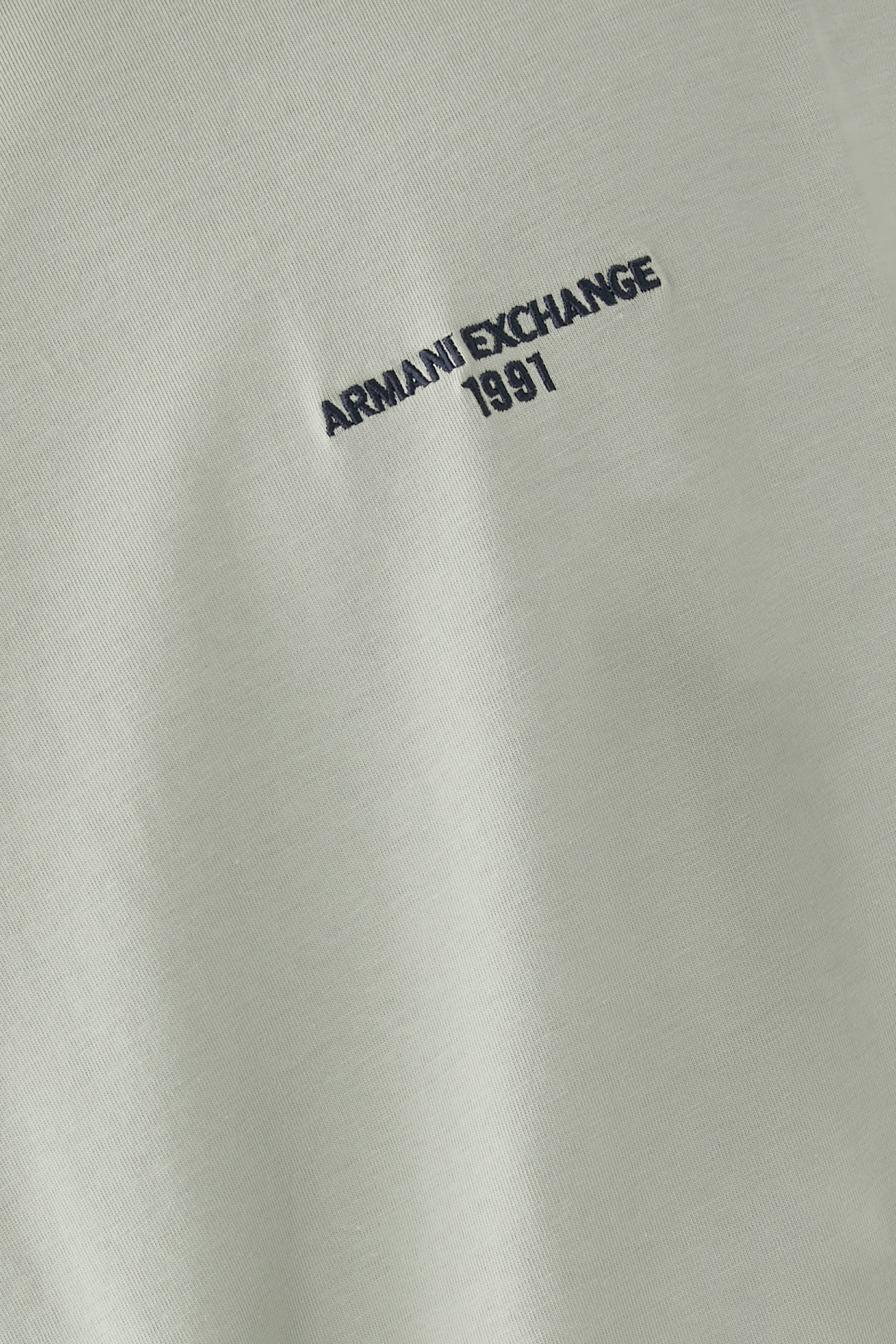 تيشيرت بأكمام قصيرة وشعار الماركة