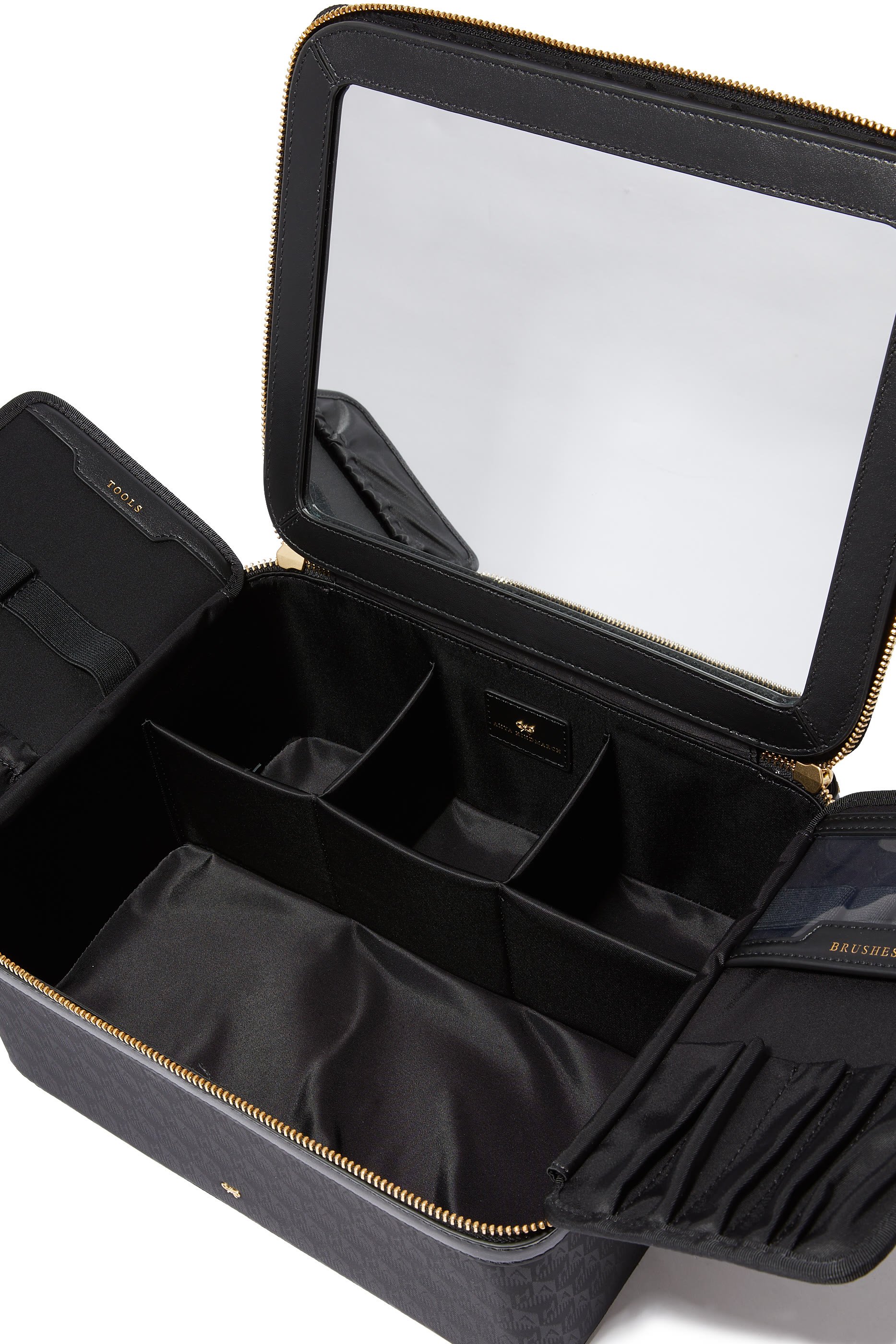 حقيبة مستحضرات تجميل بمرآة وشعار الماركة