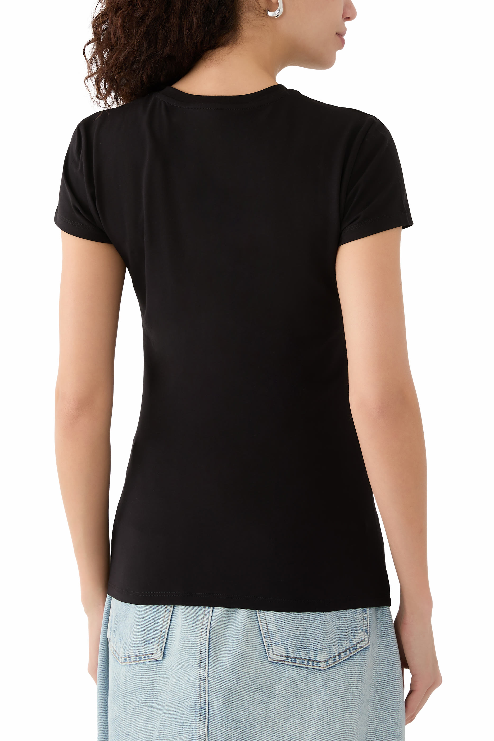 تيشيرت بياقة على شكل حرف V وشعار الماركة