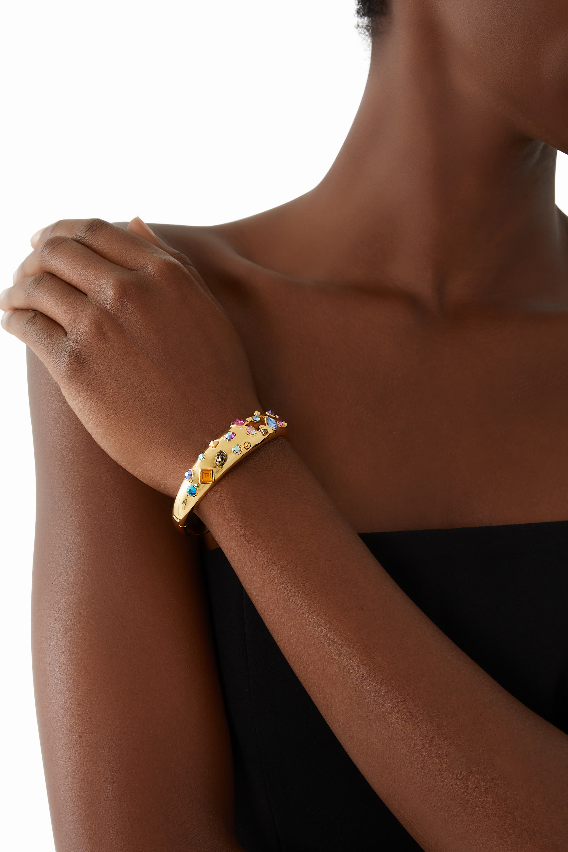 سوار مرصع بكريستالات مختلفة