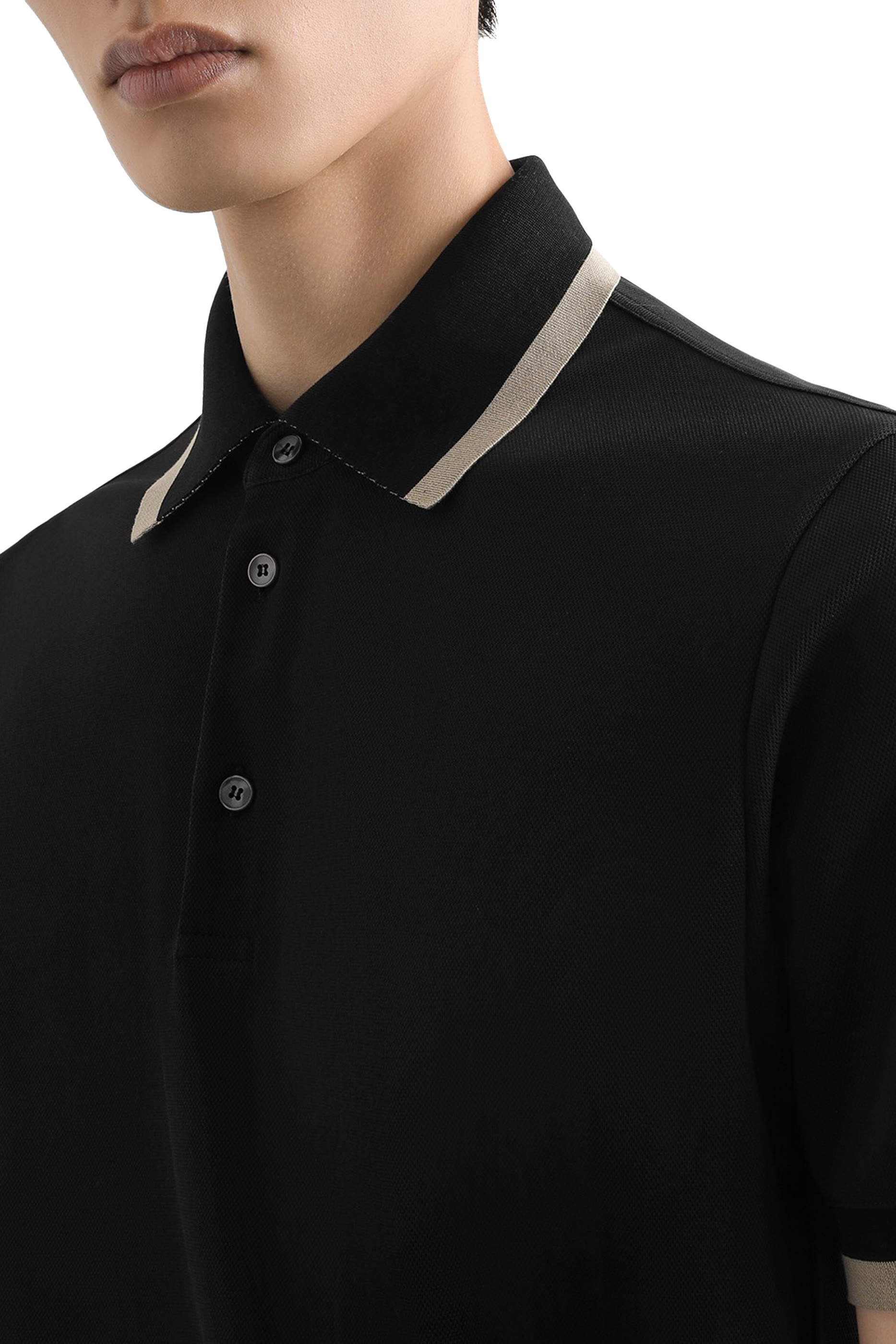 قميص بولو بأكمام قصيرة وشعار الماركة