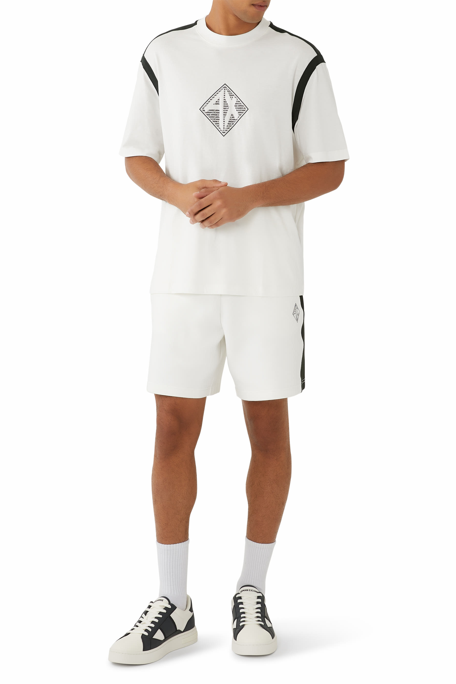 تيشيرت بطبعة شعار الماركة