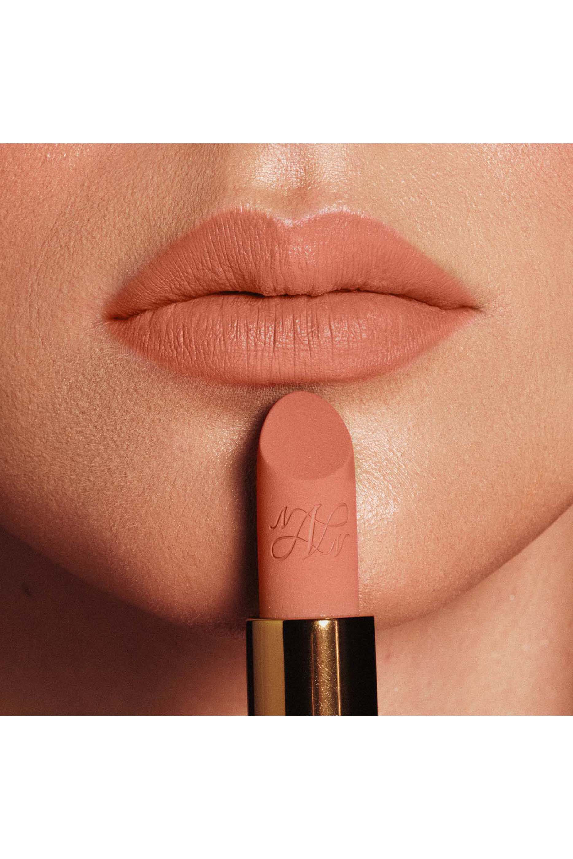 أحمر شفاه فيلفيت كوتور غير لامع