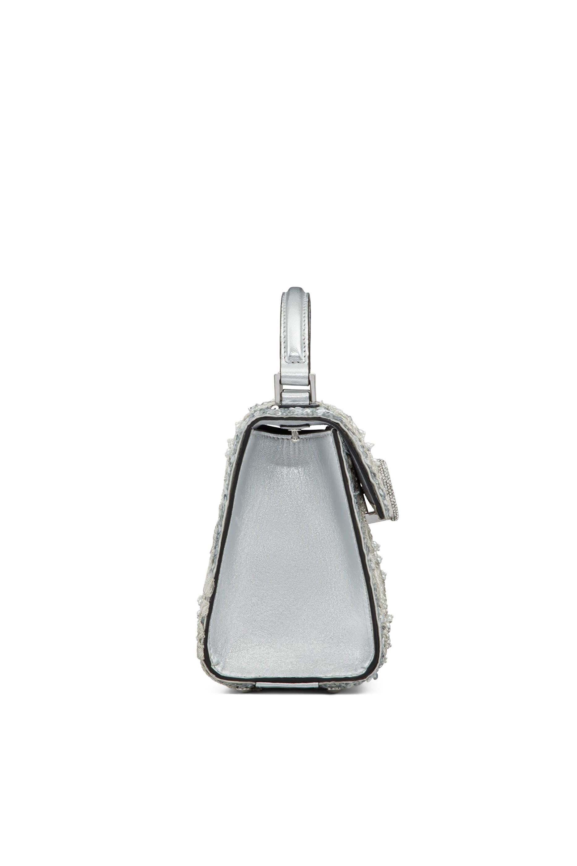 حقيبة فالنتينو غارافاناني بشعار حرف V بيد علوية حصري لشرق الأوسط