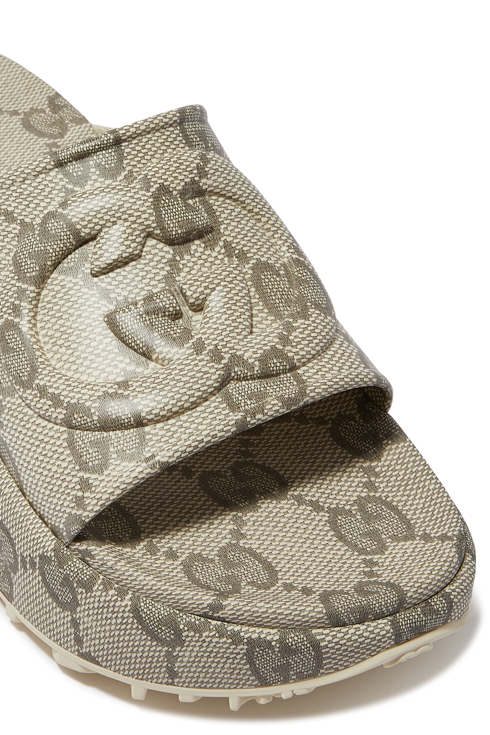 حذاء مفتوح بشعار حروف الماركة بتصميم متداخل