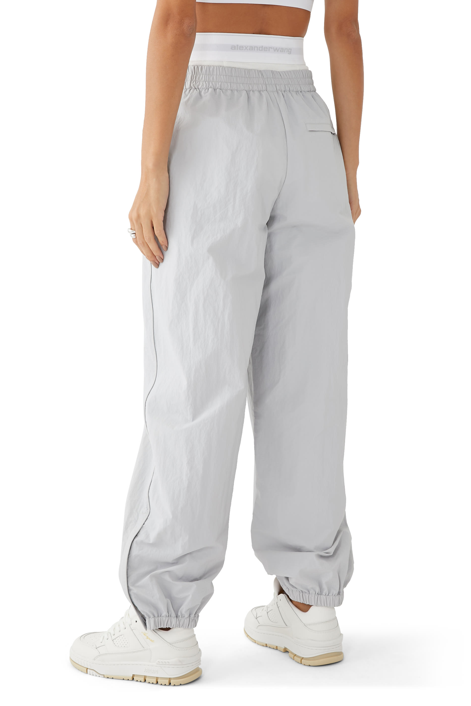 بنطال رياضي بسروال تحتي مكشوف بشعار الماركة