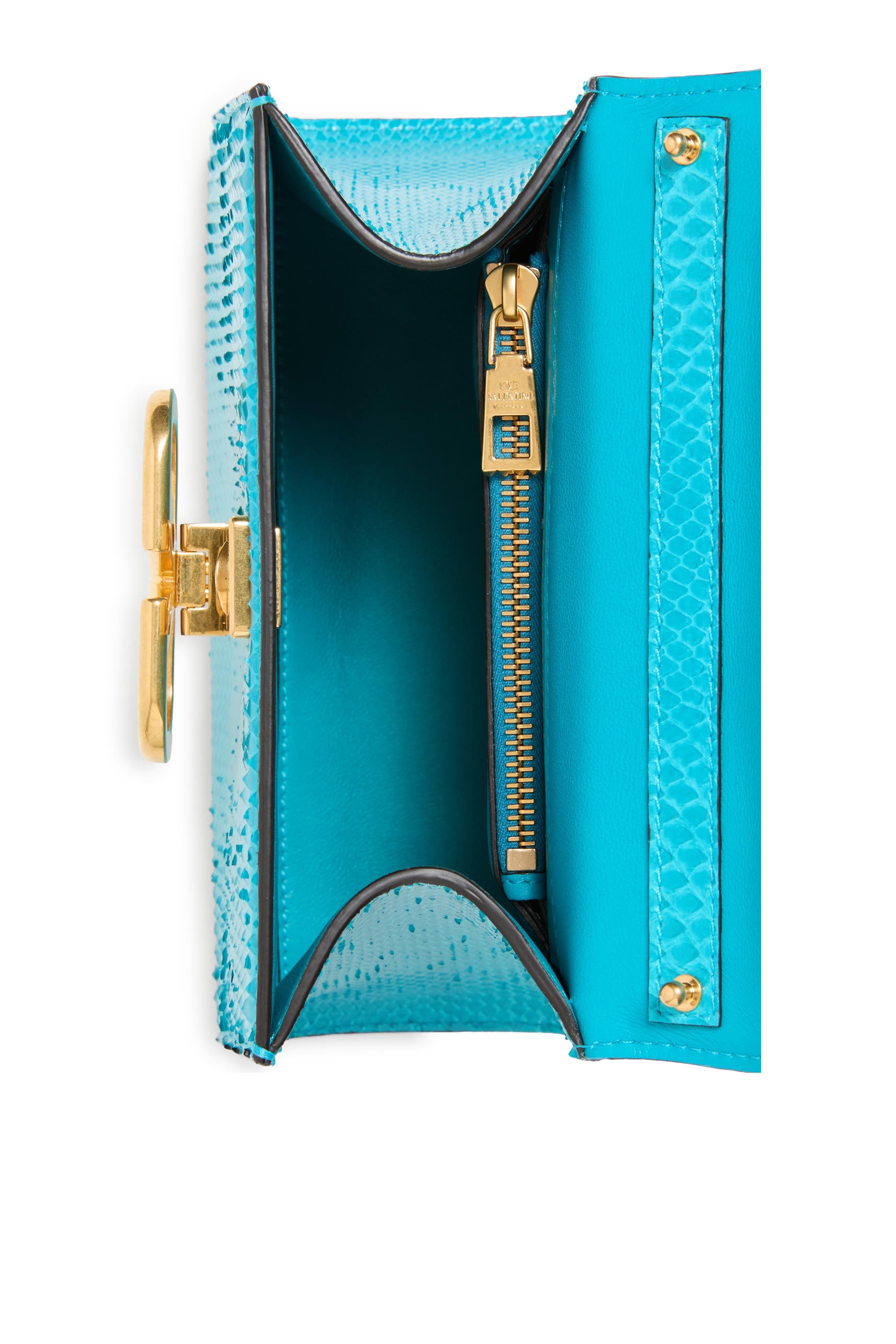 حقيبة صغيرة بيد علوية وشعار حرف الماركة