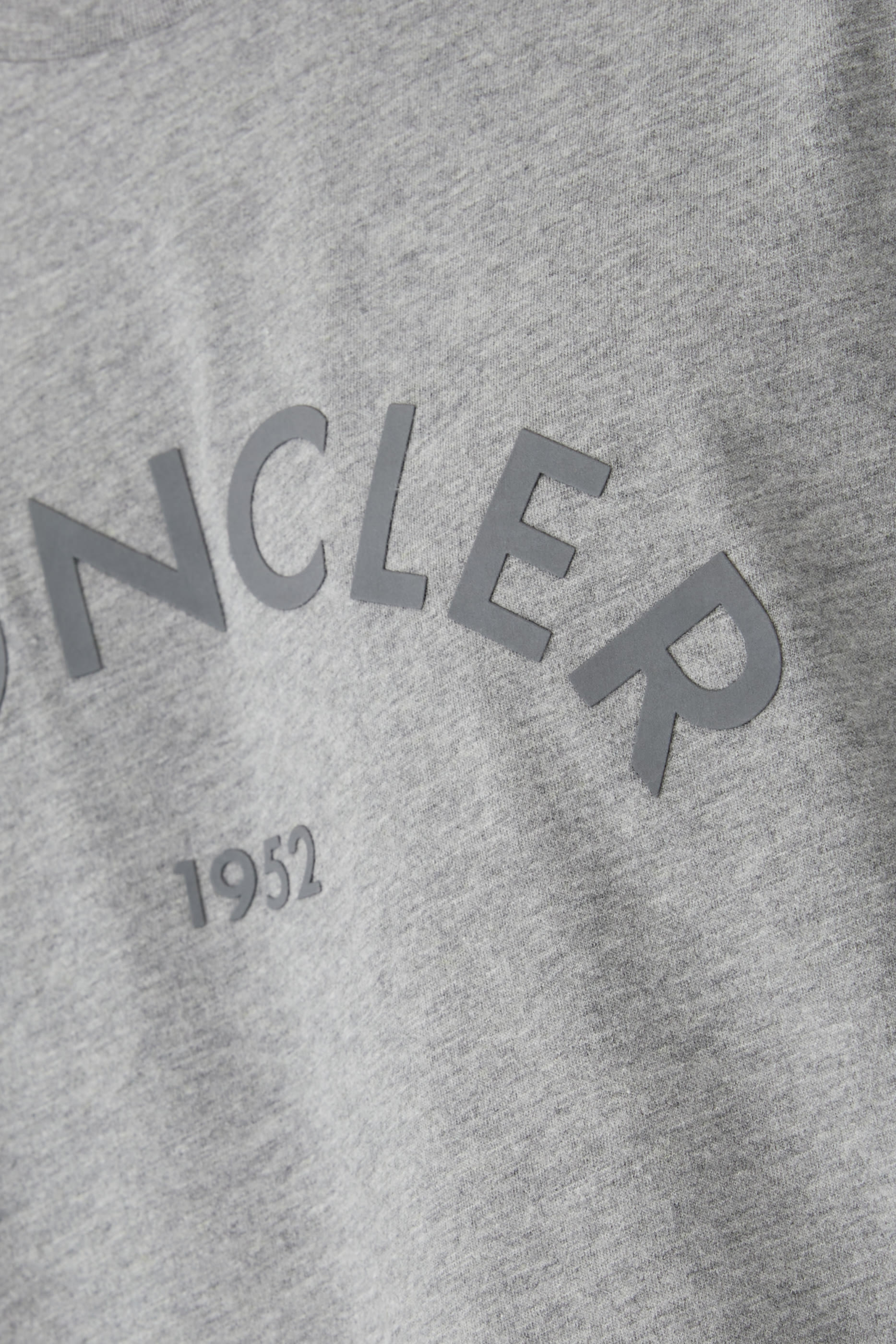 تيشيرت بأكمام طويلة وشعار الماركة بتصميم مقوس