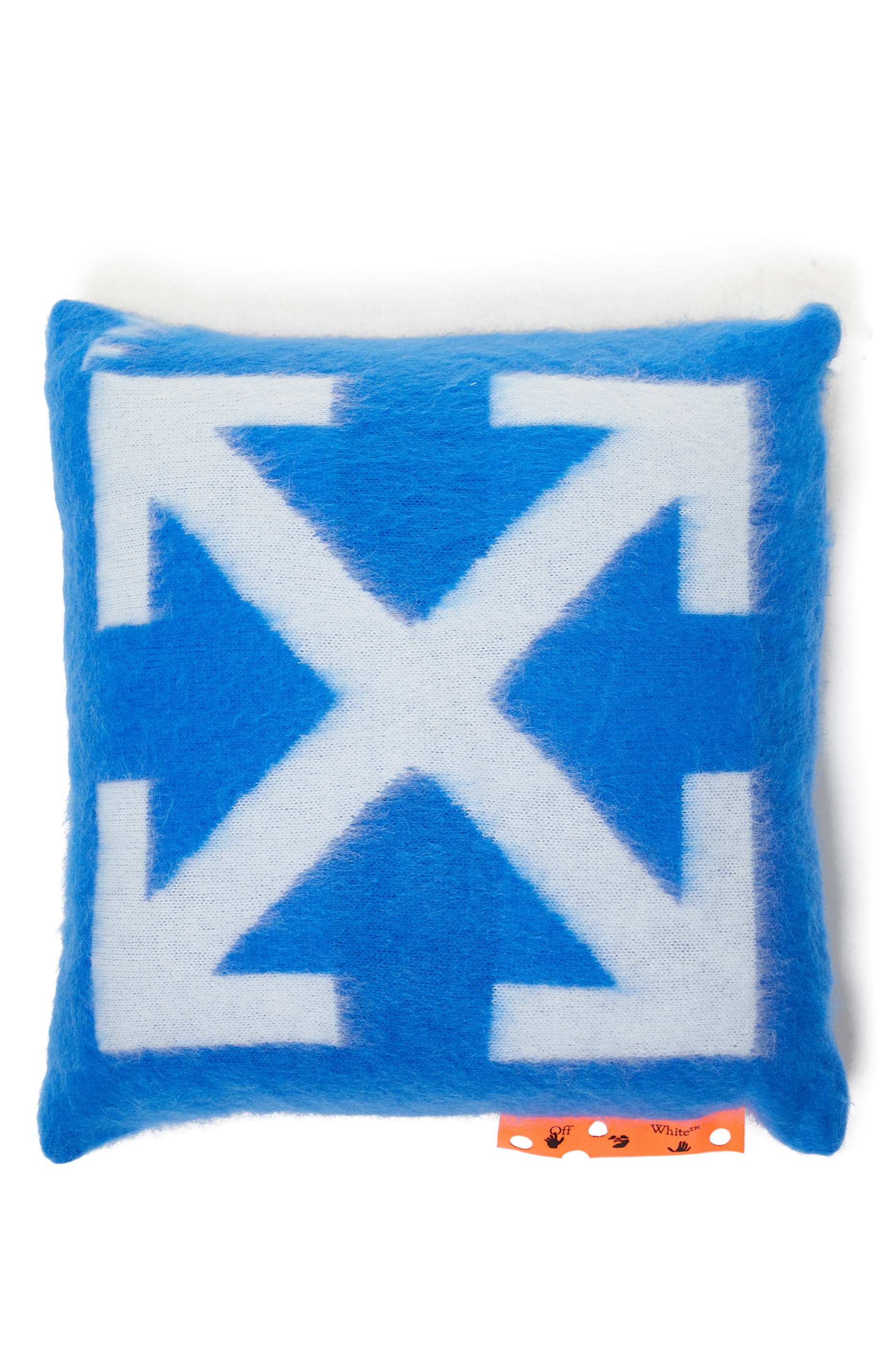 وسادة مزينة بسهم كبير