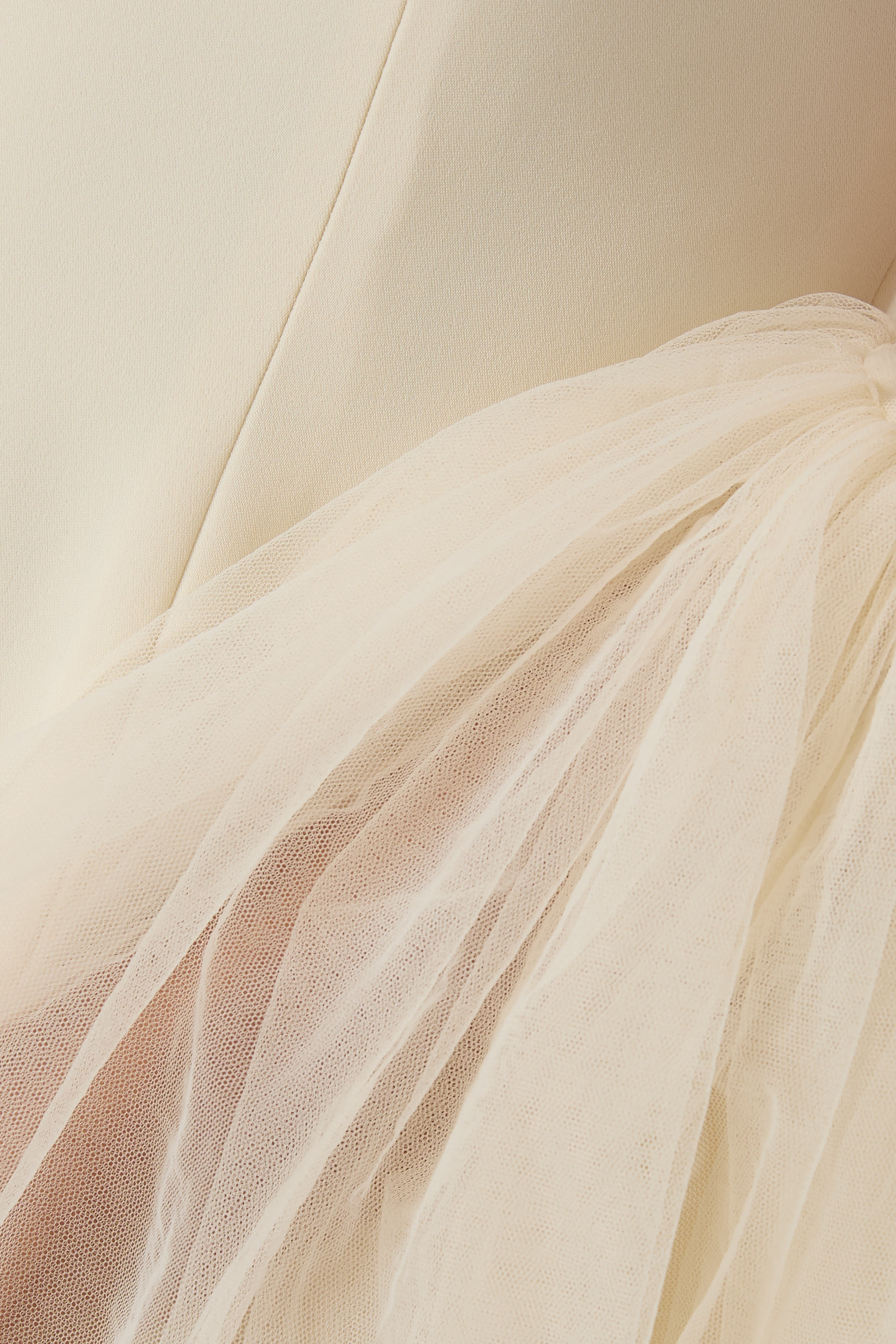 فستان سهرة بأكتاف مكشوفة وأكمام إيلوجن