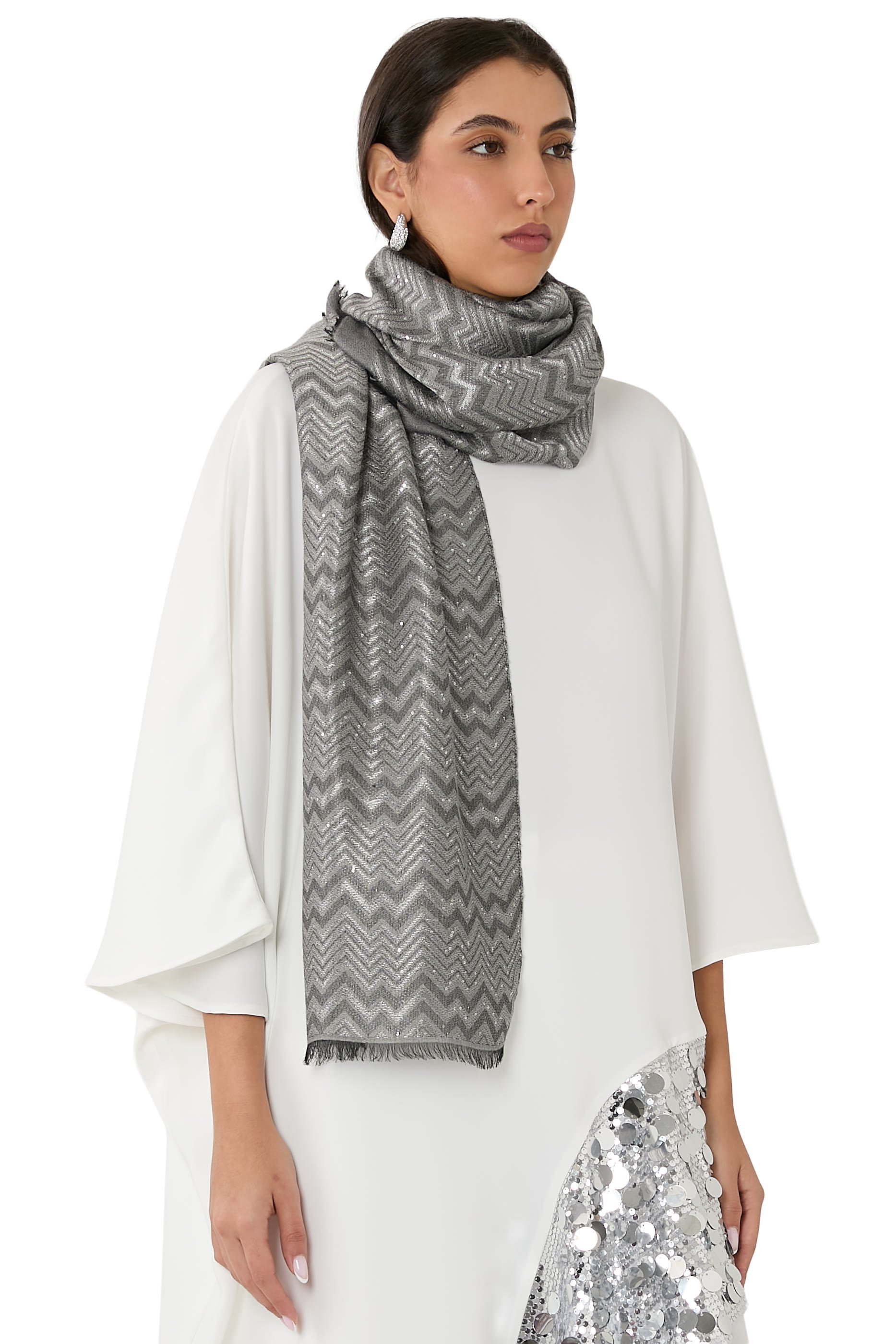 وشاح بترتر ونقشة خطوط متعرجة