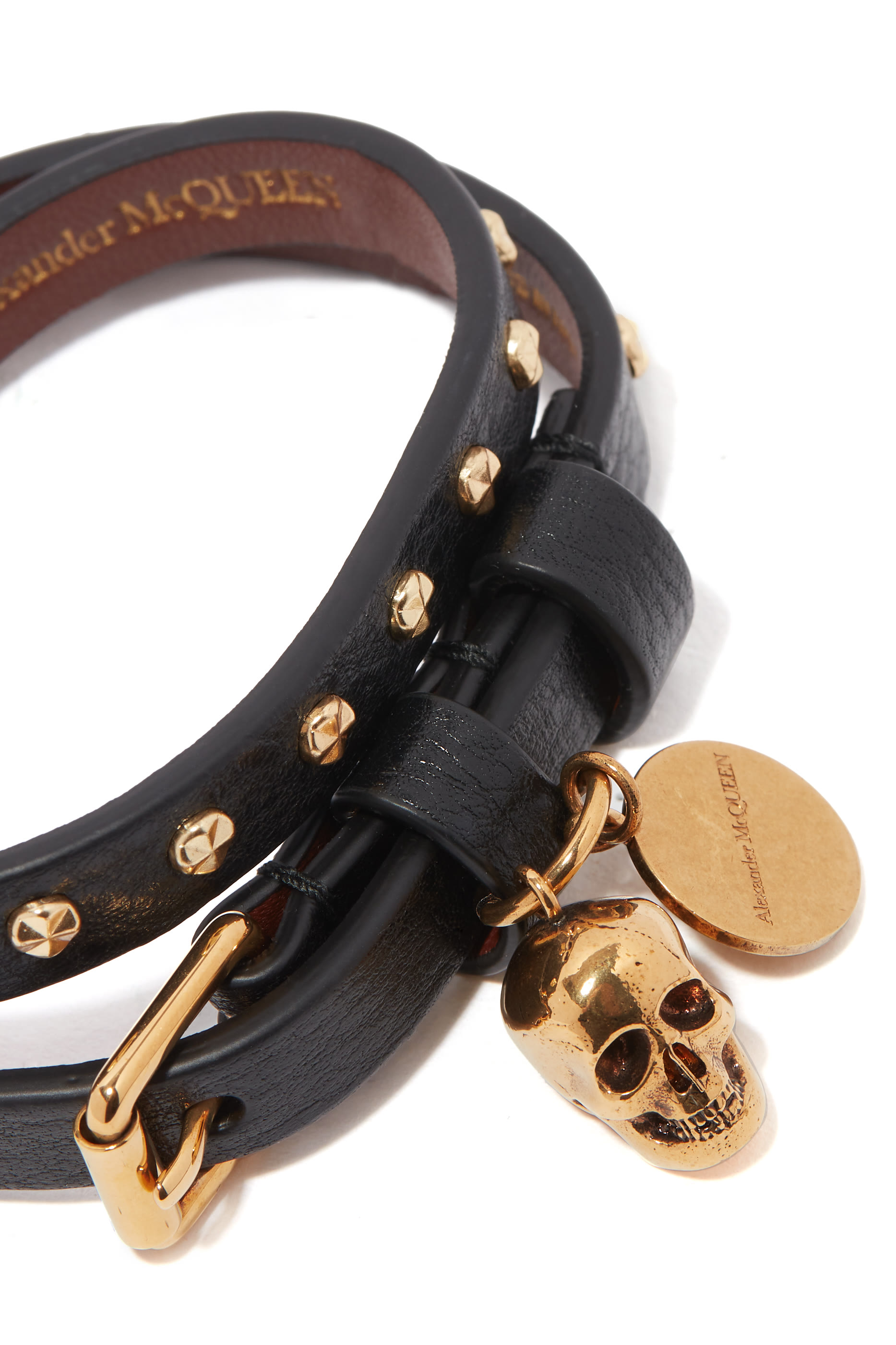 سوار جلد بتصميم بطبقتين وحلي معدنية