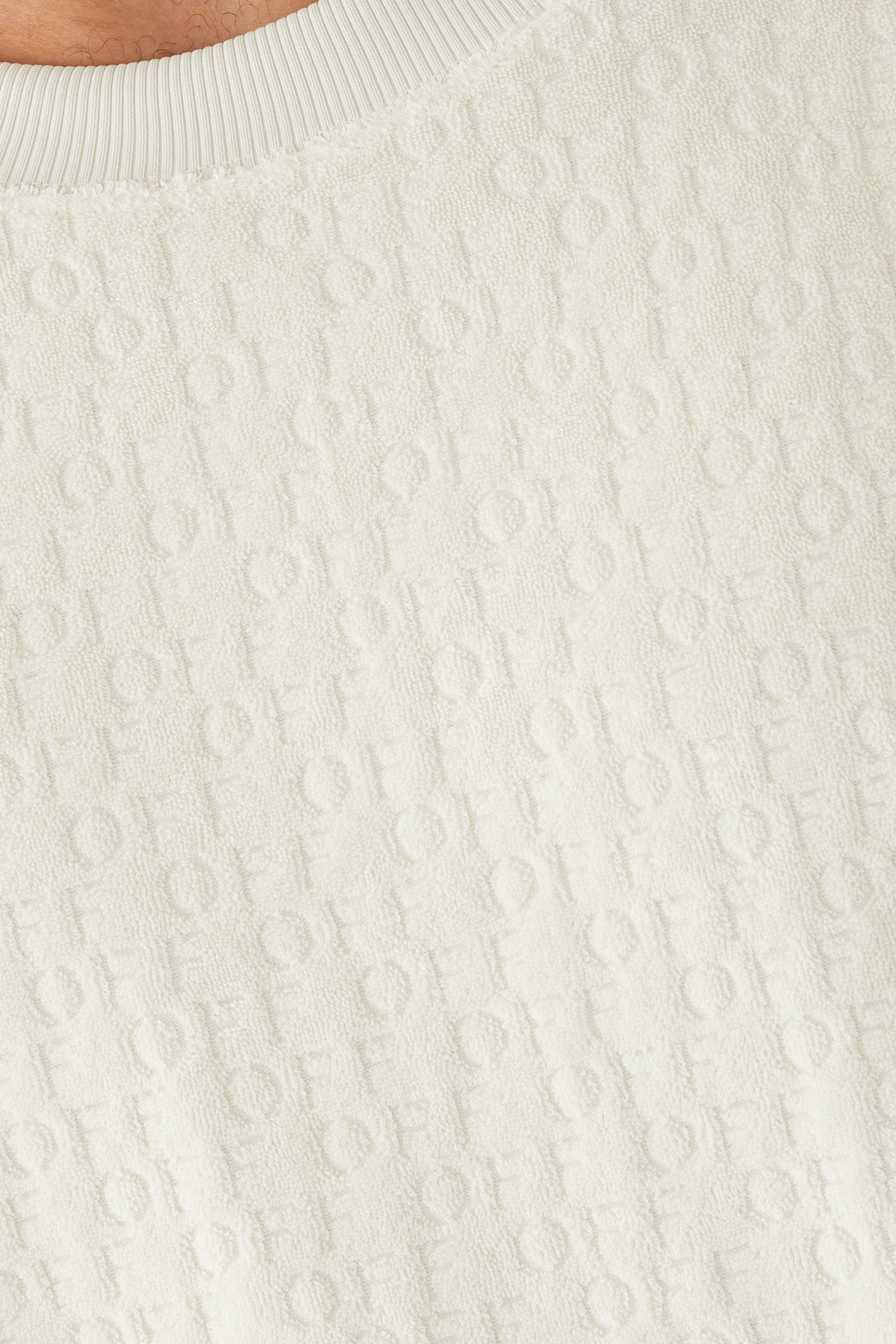 تيشيرت بنقشة شعار الماركة وأكمام قصيرة تيري